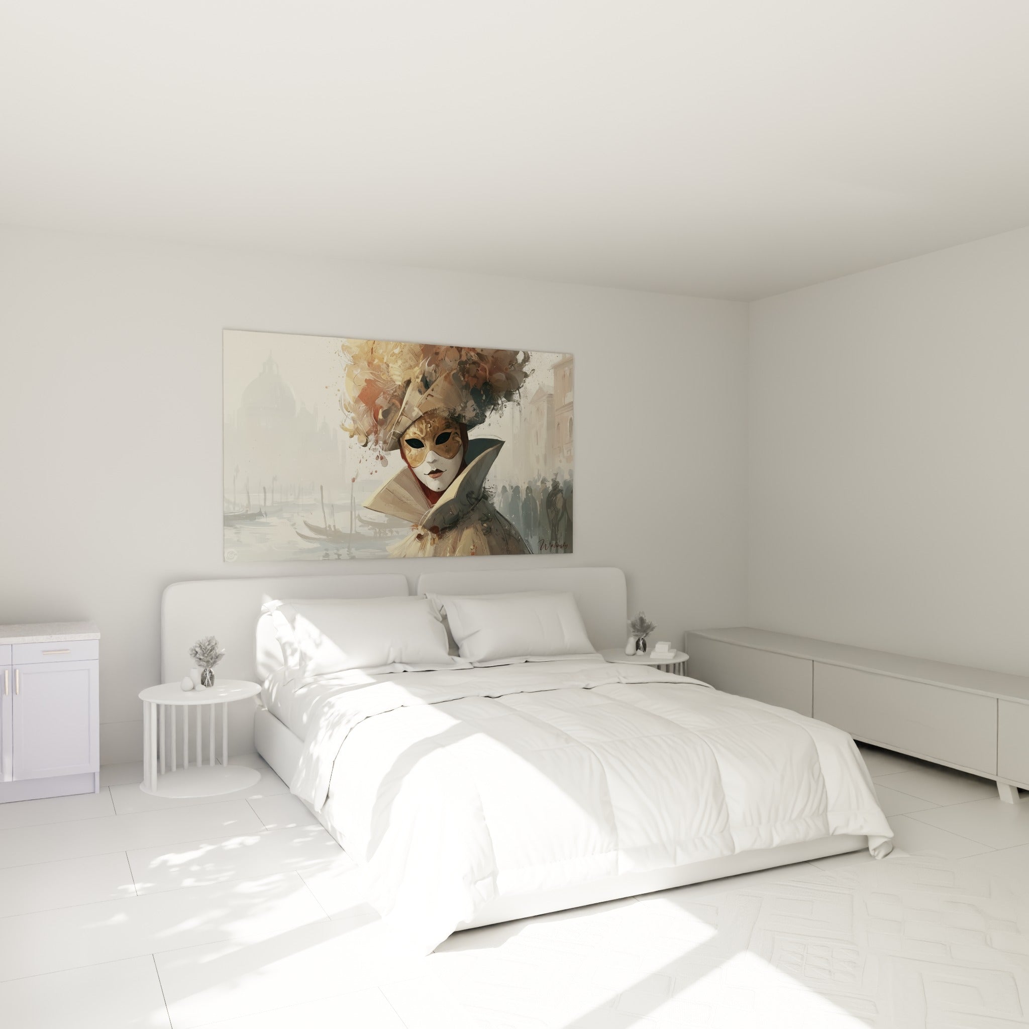 Silhouette masquée dorée et blanche au regard sombre, accrochée au-dessus d'un lit dans une chambre claire