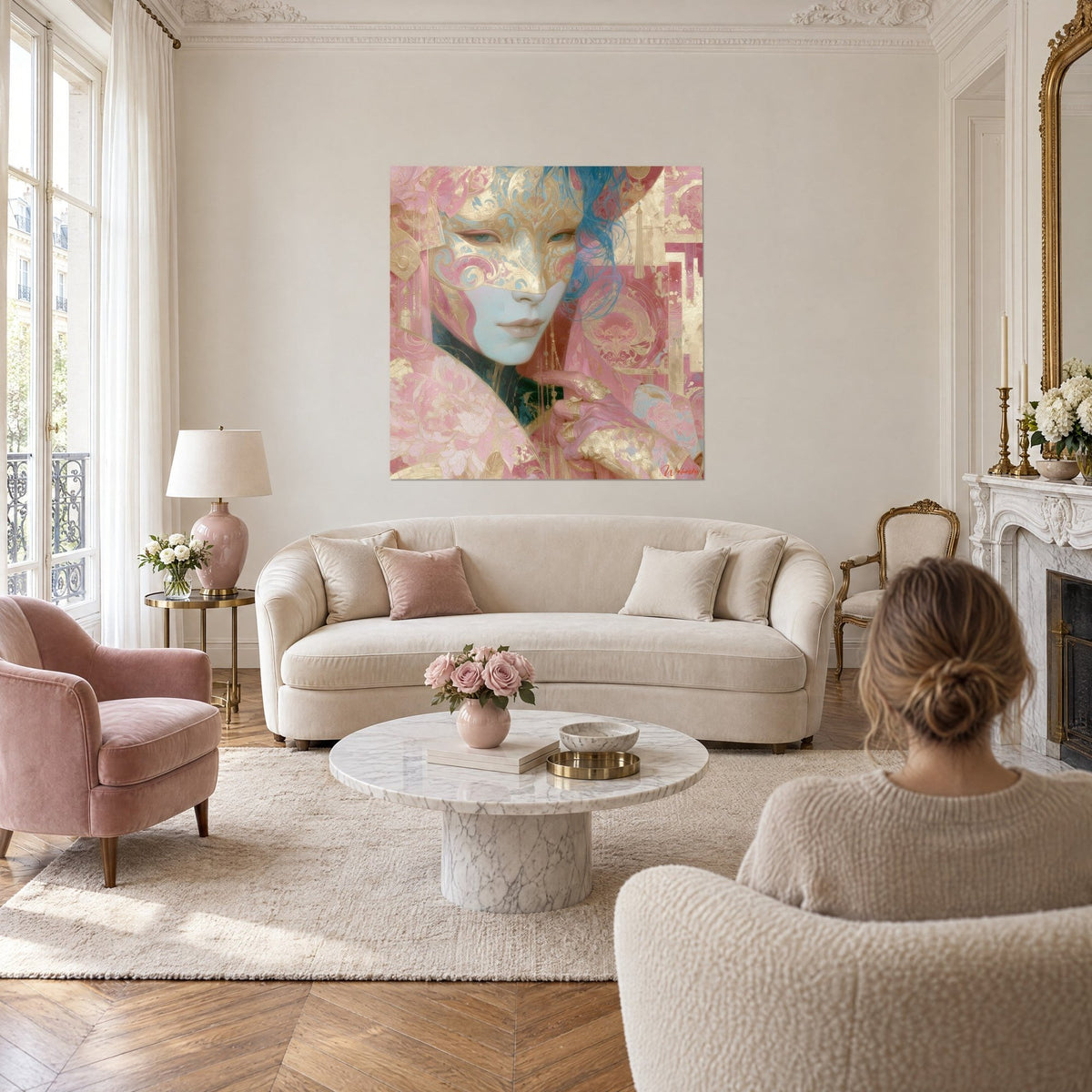 Gemälde mit verziertem Goldmaske, blauen Strähnen und puderrosa Schleier, Paar von hinten, über einem Sofa in einem hellen Wohnzimmer