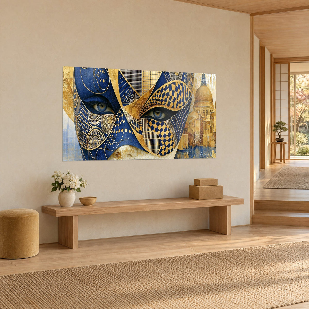 Cuadro rostro enmascarado con motivos geométricos ocre e índigo, ojos azules penetrantes, cúpula dorada, banco de madera en un pasillo japandi