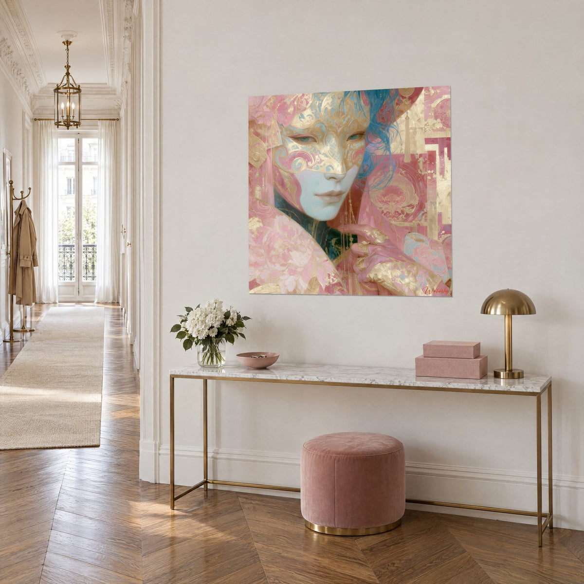 Gemälde eines venezianischen Porträts mit goldener Arabeskenmaske, weißen Wangen und rosa Drapierung, dreiviertel Ansicht an einer Wand eines Haussmann-Flurs