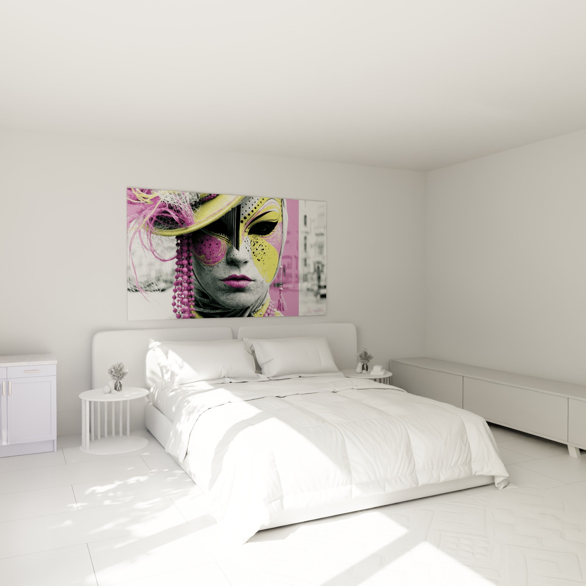 Visage masqué vénitien aux tons rose et jaune vif, accroché au-dessus d'un lit dans une chambre claire