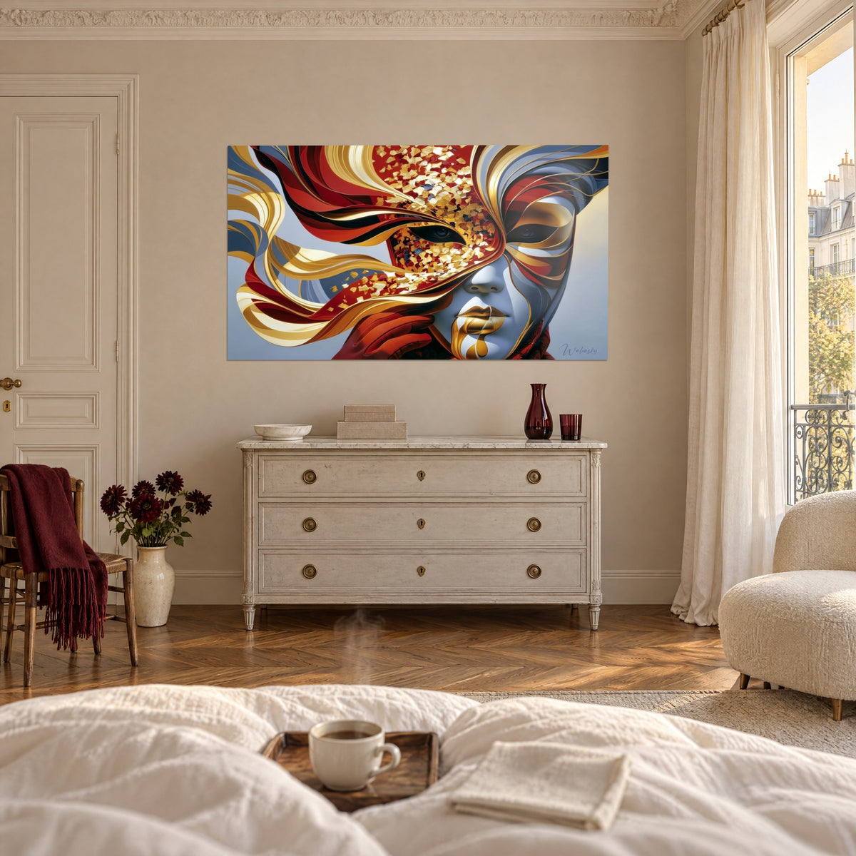 Gemälde geheimnisvolle maskierte Figur mit roten und goldenen Wellen, graublaue Wange, über einem Bett in einem hellen Schlafzimmer