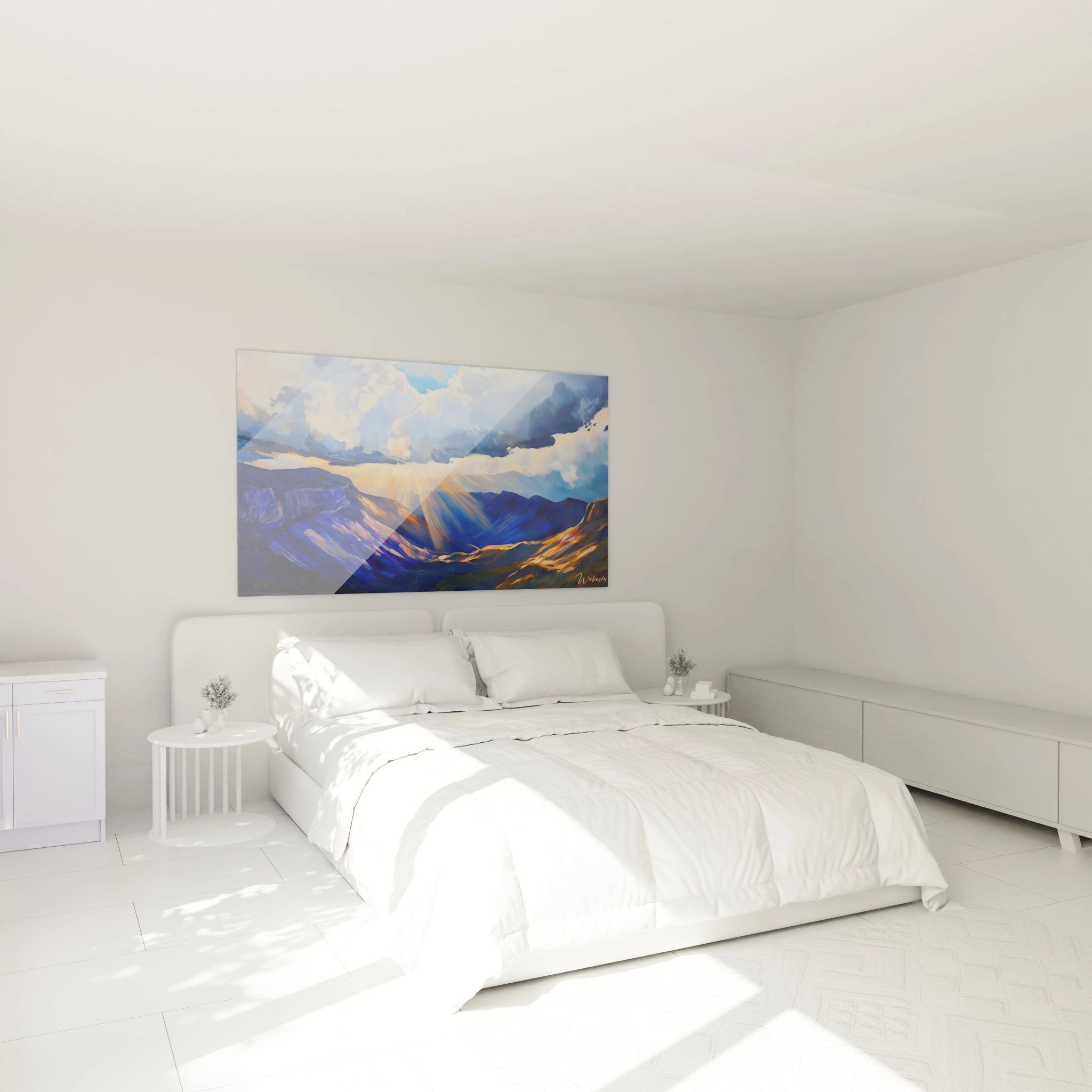 Un tableau illustrant une scène montagneuse au crépuscule où des faisceaux lumineux orange traversent un ciel nuageux, illuminant des crêtes alpines bleu marine dans une composition atmosphérique
