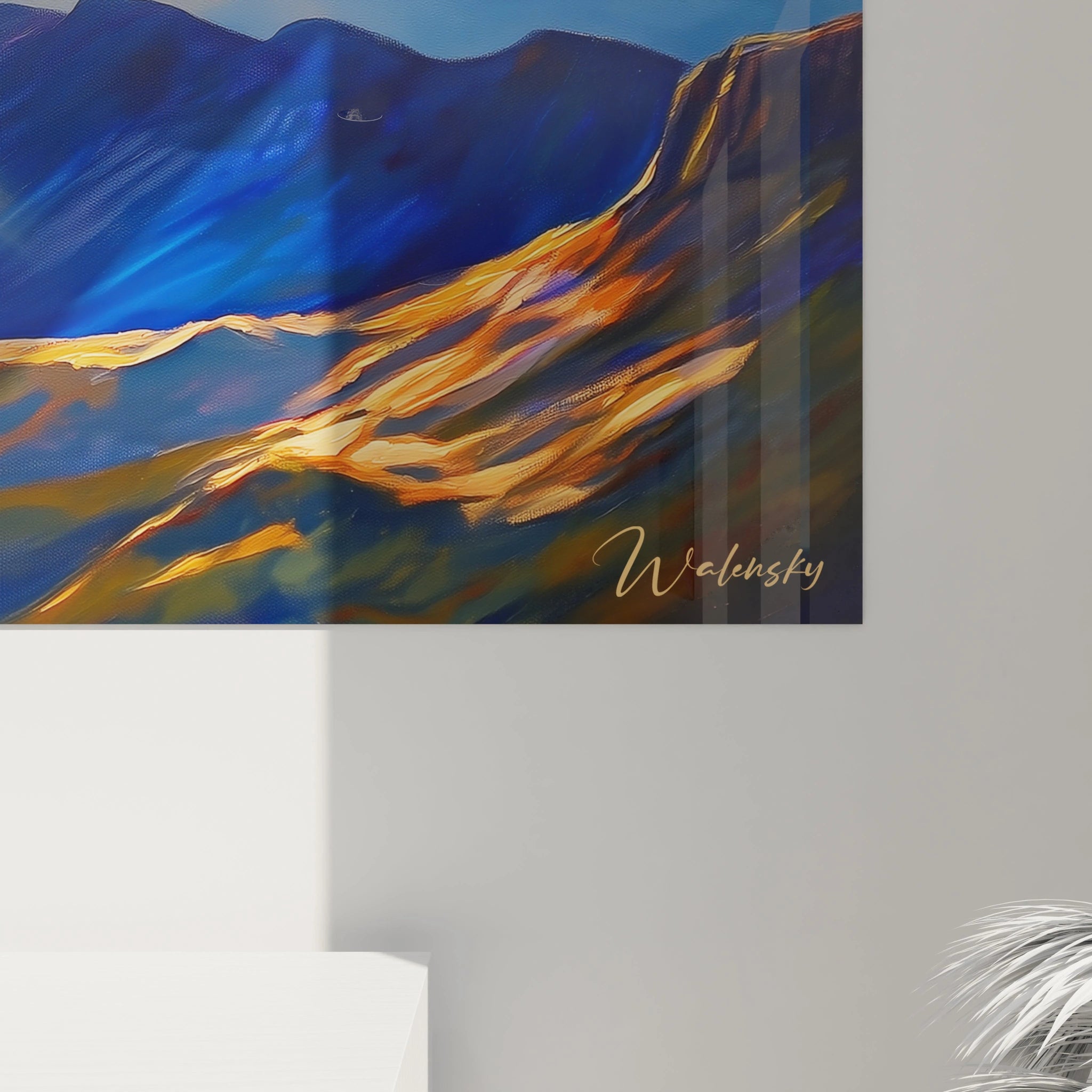 Un tableau montrant un panorama montagneux spectaculaire sous un ciel dramatique, où des rayons solaires dorés percent des nuages épais pour éclairer des pics rocheux bleu marine et des vallées profondes
