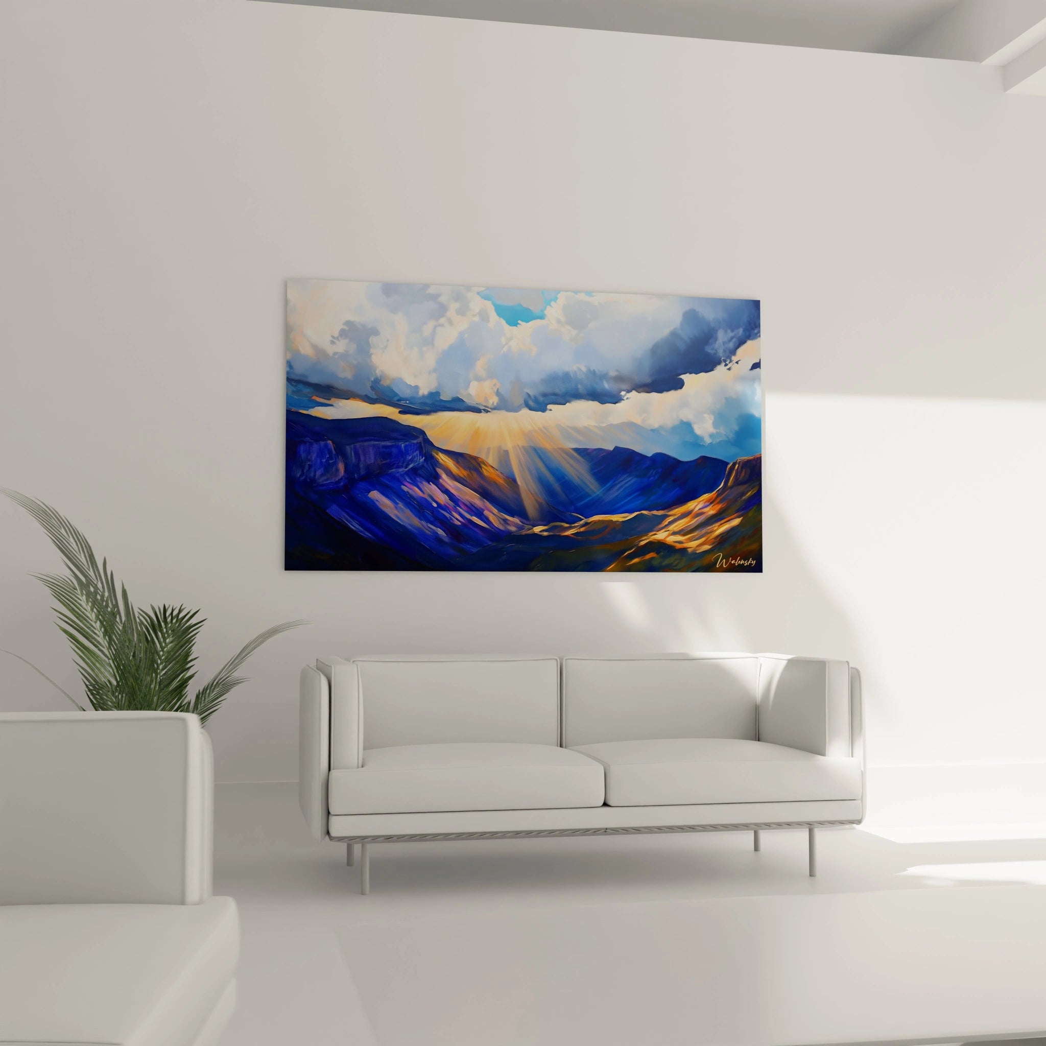 Un tableau représentant des montagnes majestueuses baignées dans une lumière divine, avec des rayons orange éclatants émergeant entre des nuages blancs et gris au-dessus de sommets bleu cobalt
