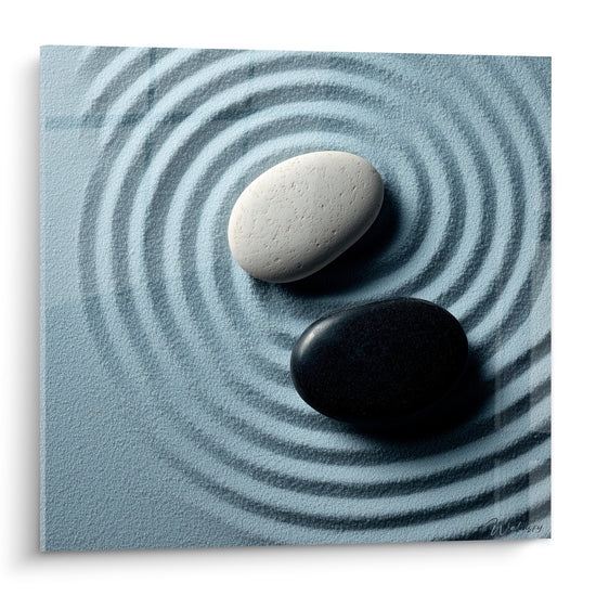 Tableau zen meditation pierre blanche noire sur spirale sable gris bleu jardin japonais ratisse