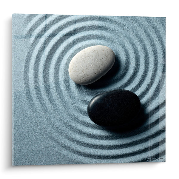 Zen Meditationsbild weißer und schwarzer Stein auf Sandspirale - Mineralische Harmonie - Sand Edition