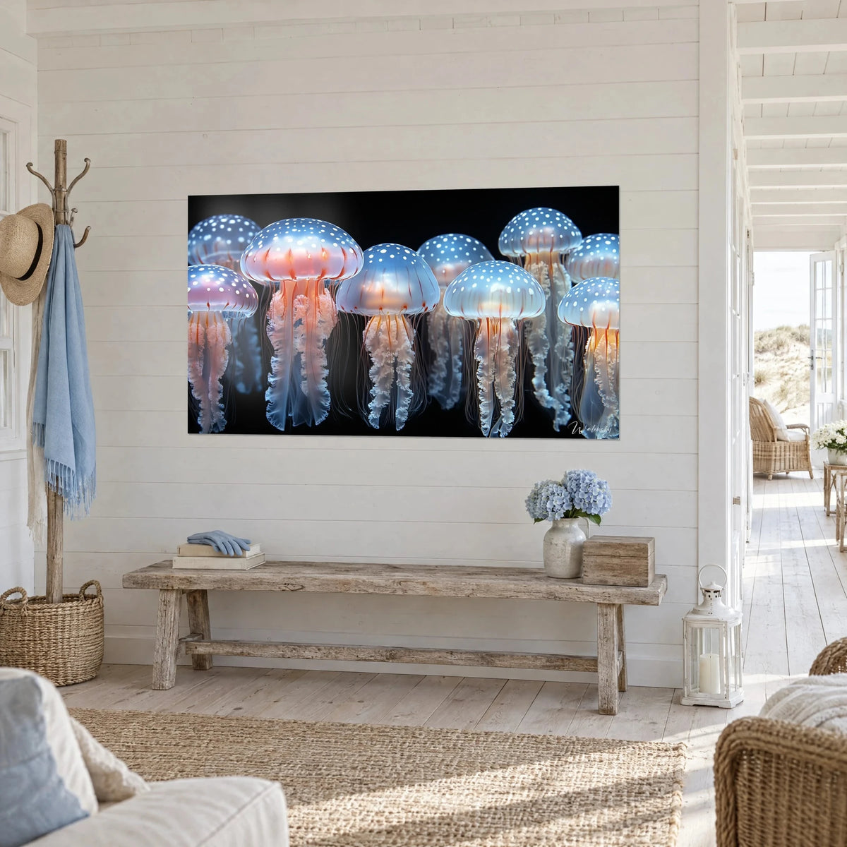 Quadro con sciami di celenterati traslucidi dai bracci bianchi ricci e filamenti corallo su sfondo nero, vista di tre quarti, casa sul mare
