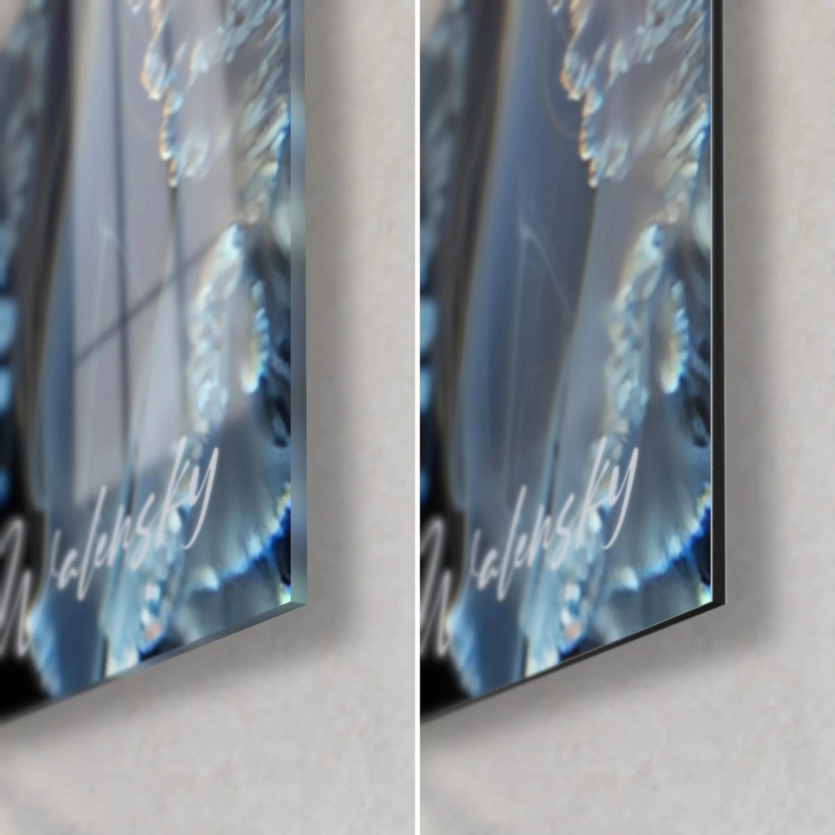 Quadro con meduse opaline blu ghiaccio e arancio, angolo in basso a destra: vetro acrilico lucido a sinistra, alluminio Dibond opaco a destra, bordo di 3 mm