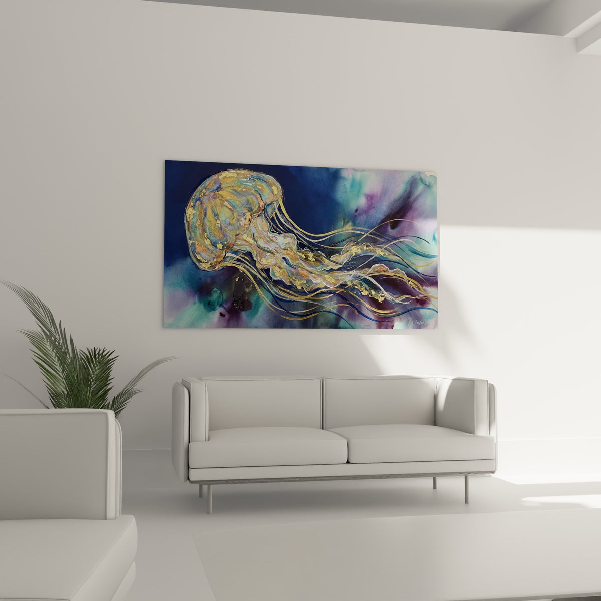 Ombrelle marbrée dorée et bleue de la méduse au-dessus d'un canapé dans un salon lumineux