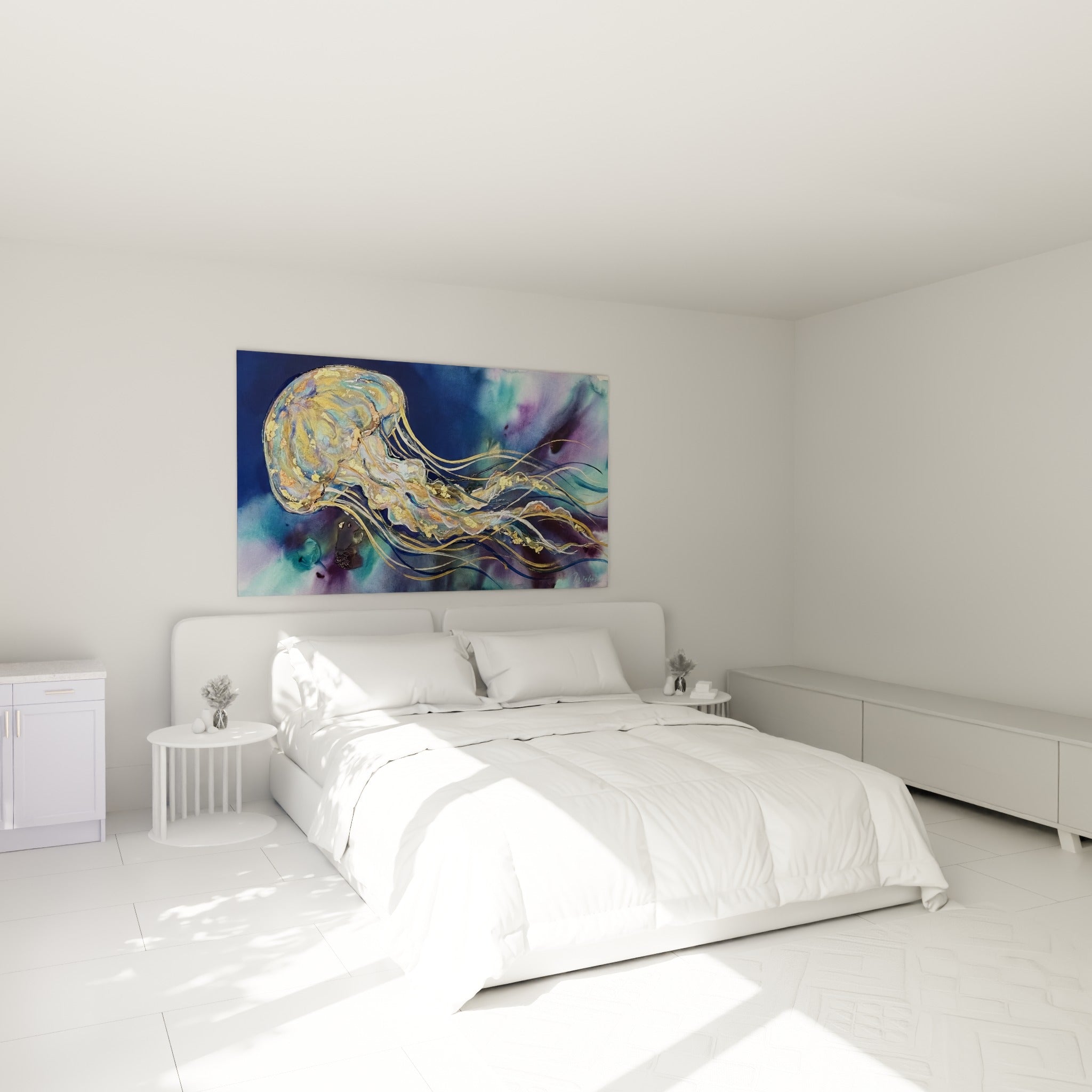 Créature marine dorée et turquoise flottant au-dessus d'un lit dans une chambre claire