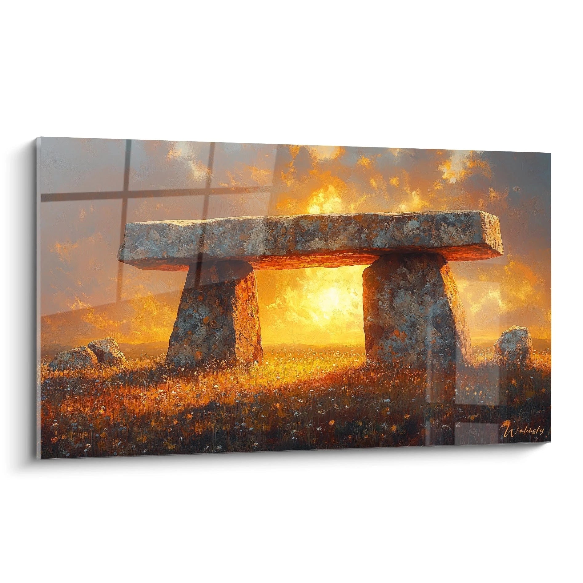 Un tableau mégalithique représentant un dolmen de pierre grise baigné dans la lumière dorée d'un coucher de soleil, avec un ciel orangé vibrant et une prairie fleurie aux teintes ambrées en premier plan.
