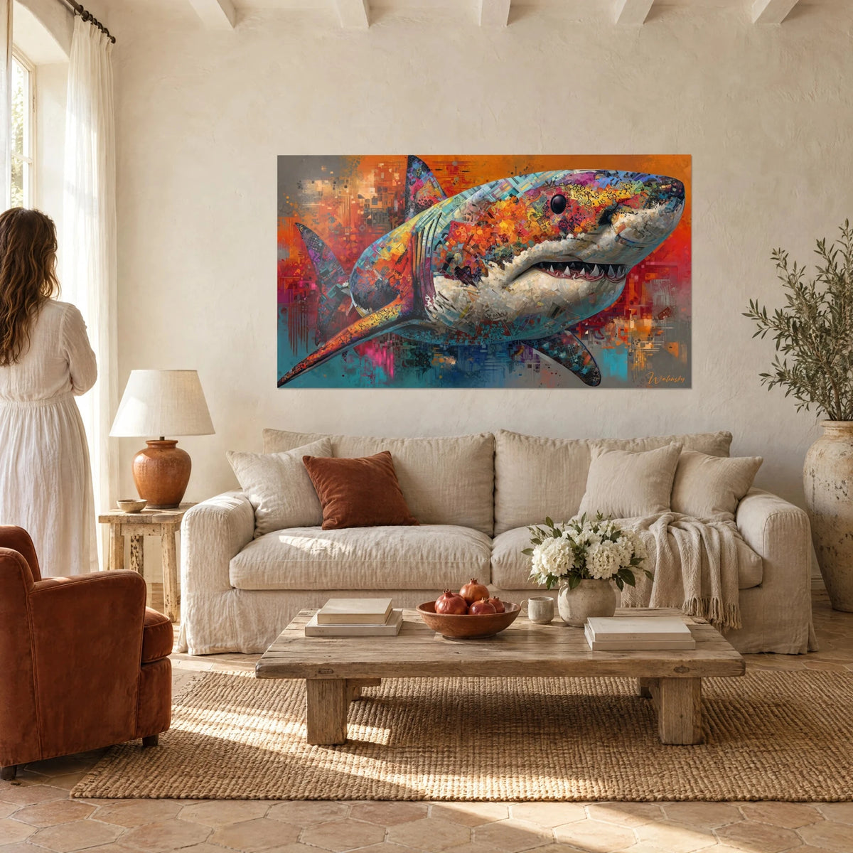 Gemälde Megalodon-Hai im Mosaik in Orange und Türkis, mit gezahntem Maul, über einem Sofa in einem hellen Wohnzimmer