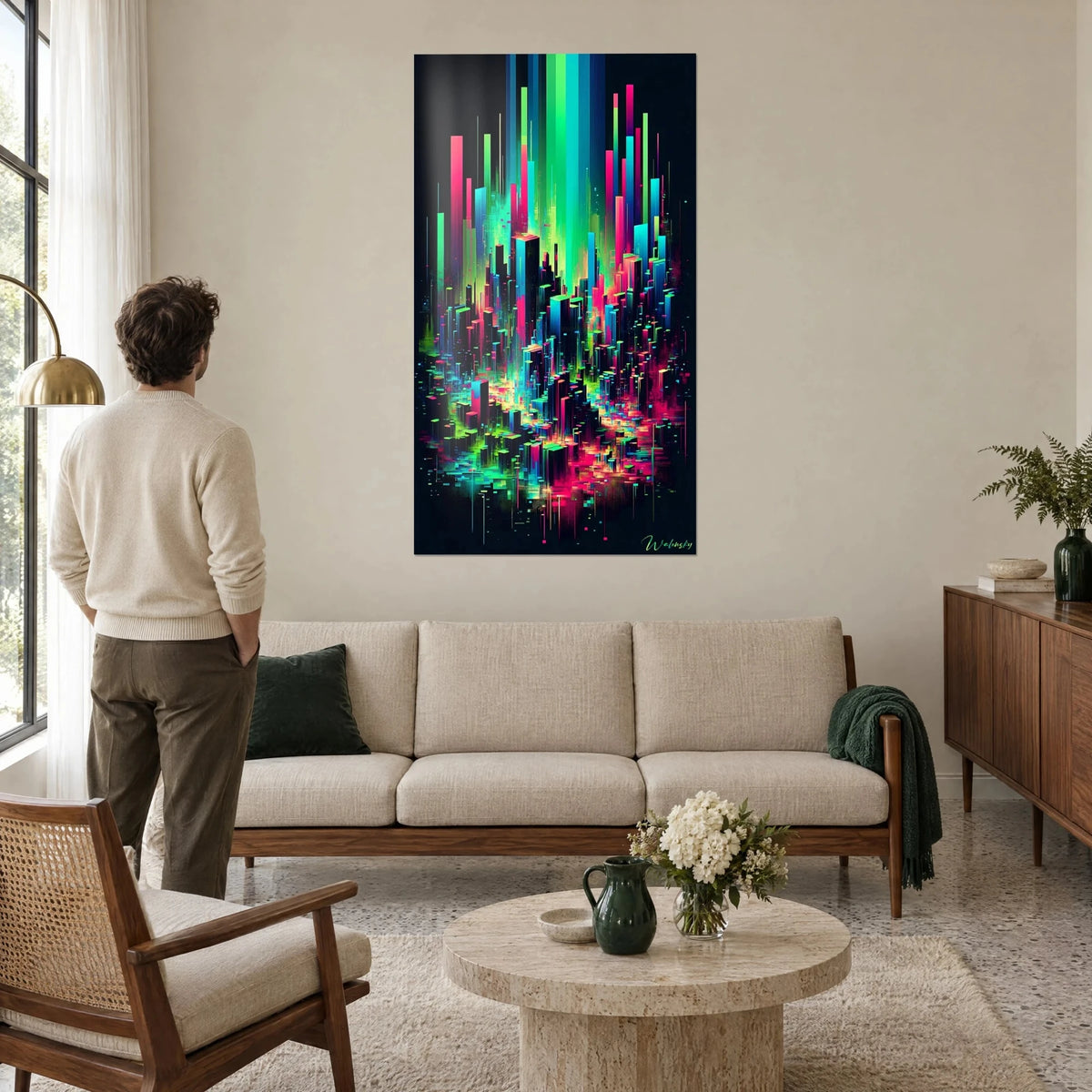 Gemälde Neon-Metropole mit fuchsiafarbenen und säuregrünen Wolkenkratzern, ein Mann von hinten, über einem Sofa in einem hellen Wohnzimmer