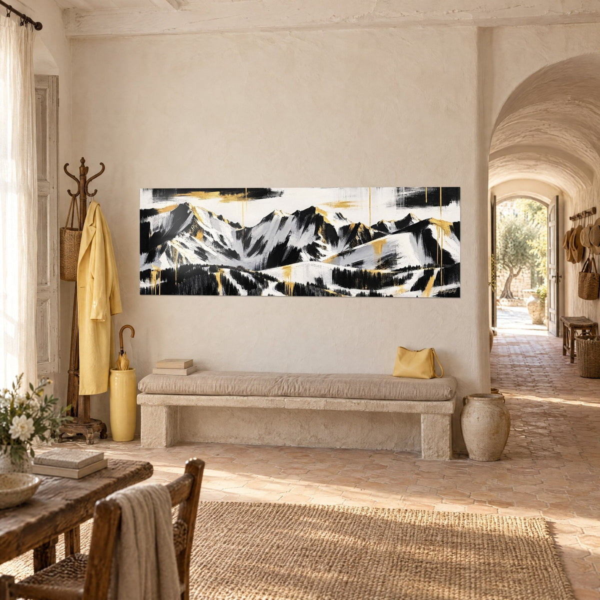 Tableau chaîne de sommets enneigés blanc et noir, touches d'or sur les arêtes, accroché près d'une arche dans un mas provençal