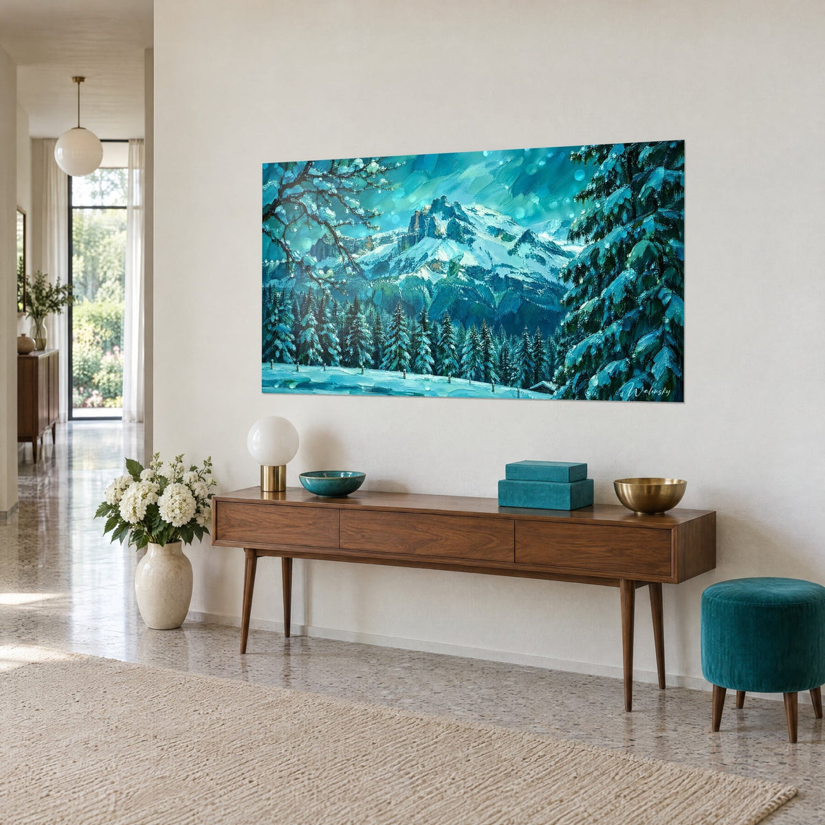 Tableau cime alpine blanche sous un ciel bleu glacier, sapins verts givrés, vue de trois-quarts au-dessus d'un buffet en bois