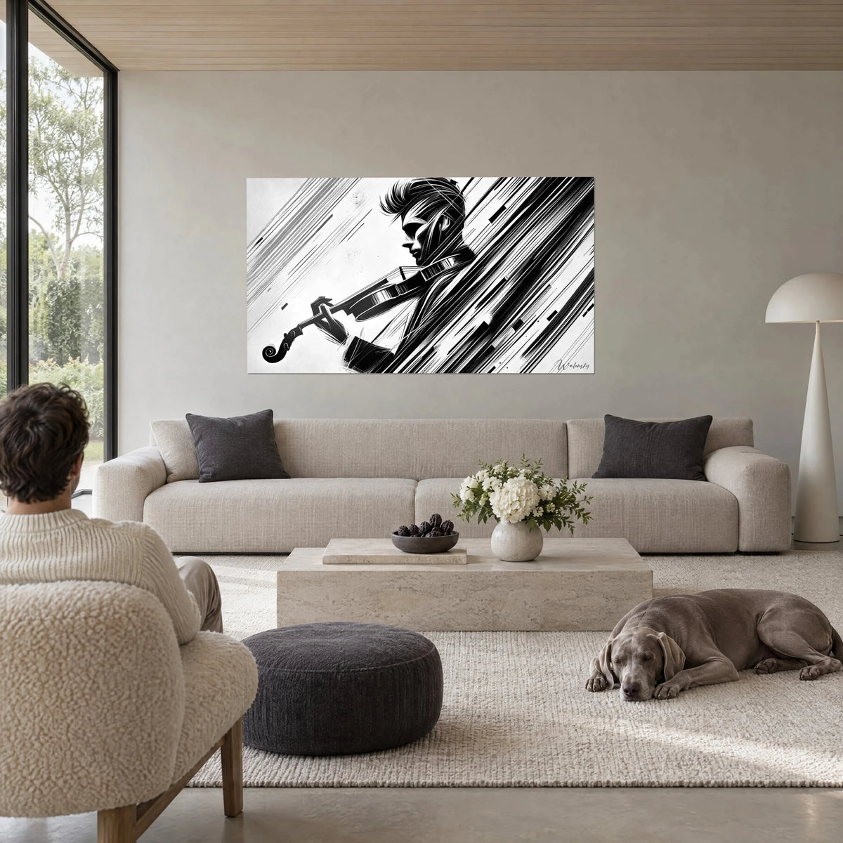 Quadro di un violinista di profilo in bianco e nero, ciocca sollevata, striature diagonali d'inchiostro, sopra un divano in un soggiorno luminoso