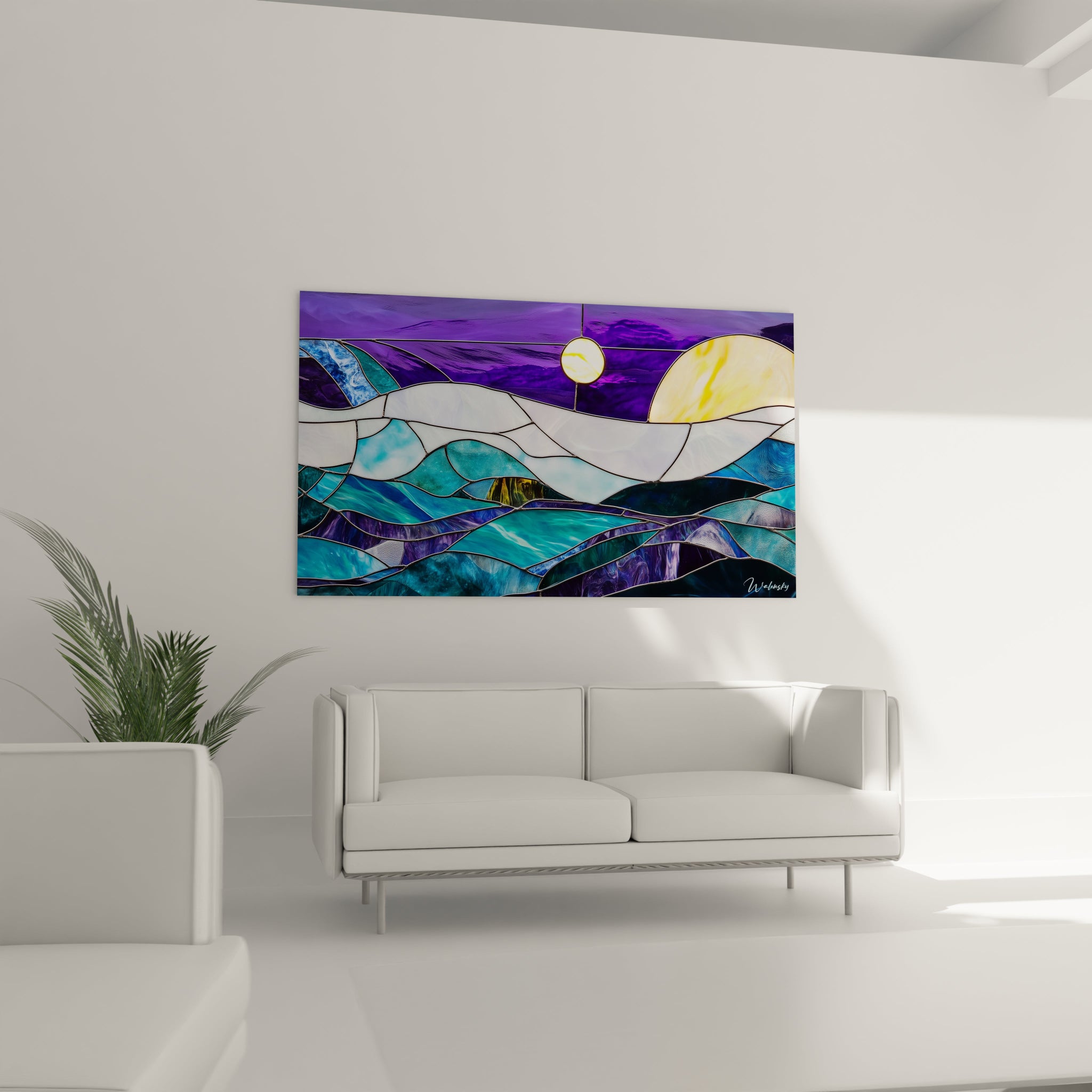 Un tableau vitraux océanique où des fragments de verre bleu-turquoise et violet s'assemblent pour former des vagues stylisées sous un ciel crépusculaire, avec un disque solaire jaune éclatant et des crêtes blanches ondulantes, délimités par un réseau graphique de jointures noires.
