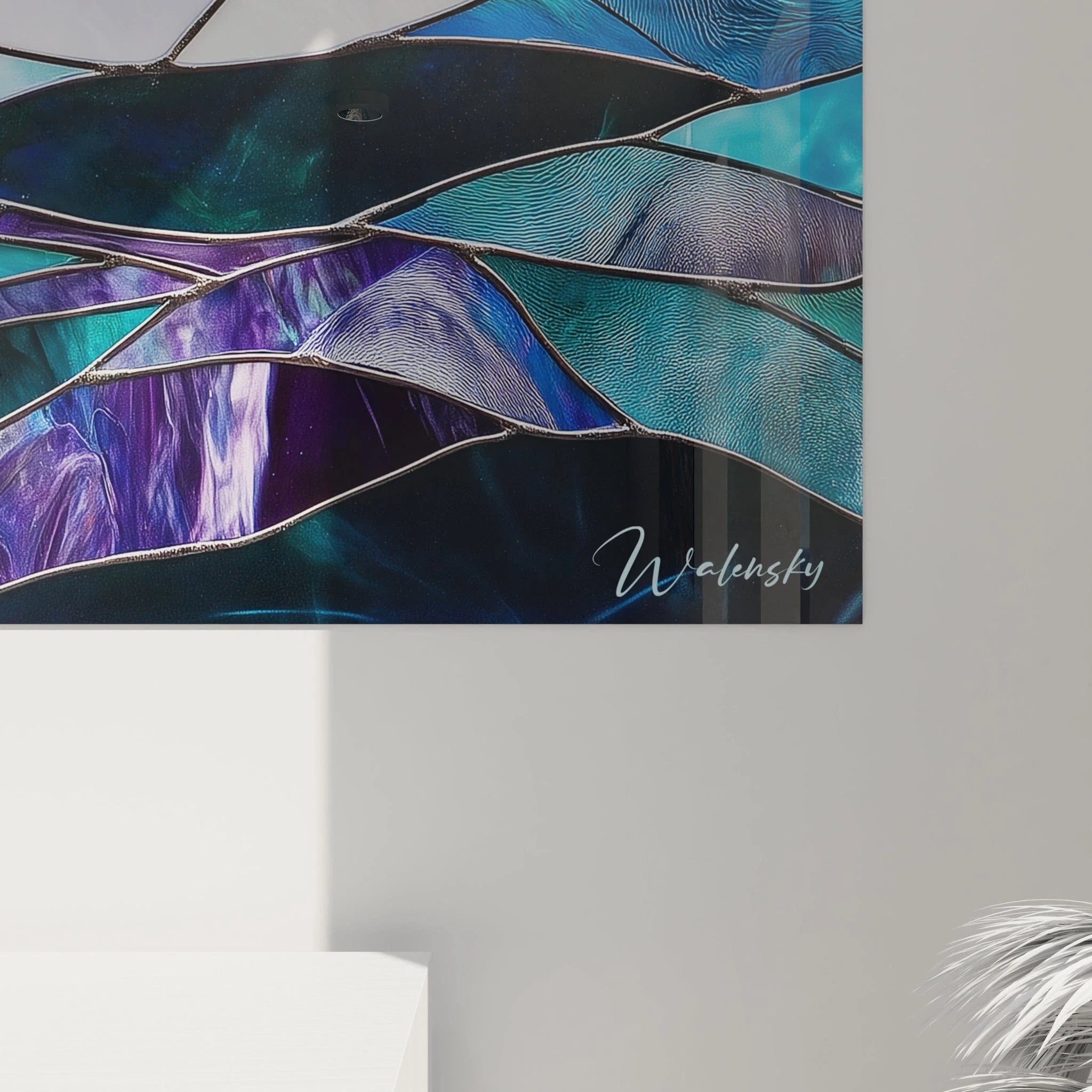 Un tableau vitraux paysage aux couleurs vives présentant une mer stylisée en verres turquoise et bleu, surplombée d'un ciel violet et d'un soleil jaune éclatant, avec des ondulations blanches évoquant des montagnes enneigées ou des nuages, aux reflets changeants selon l'éclairage.
