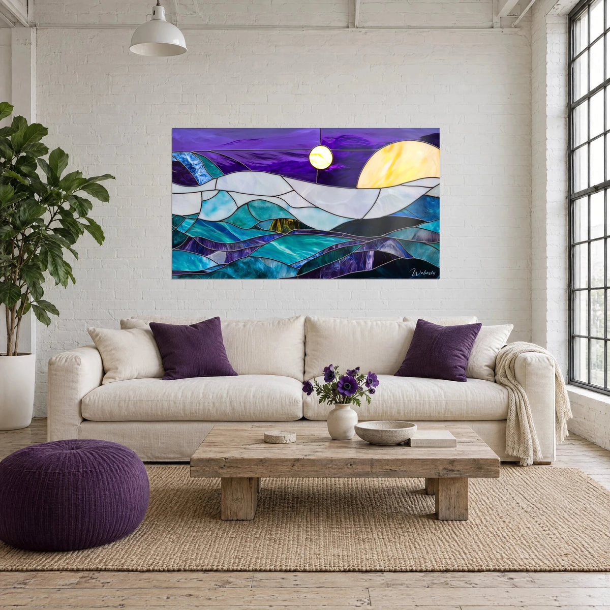 Gemälde aus Glasmosaik mit türkisfarbenen Wellen unter einem goldenen Mond und violettem Himmel, über einem Sofa in einem hellen Wohnzimmer
