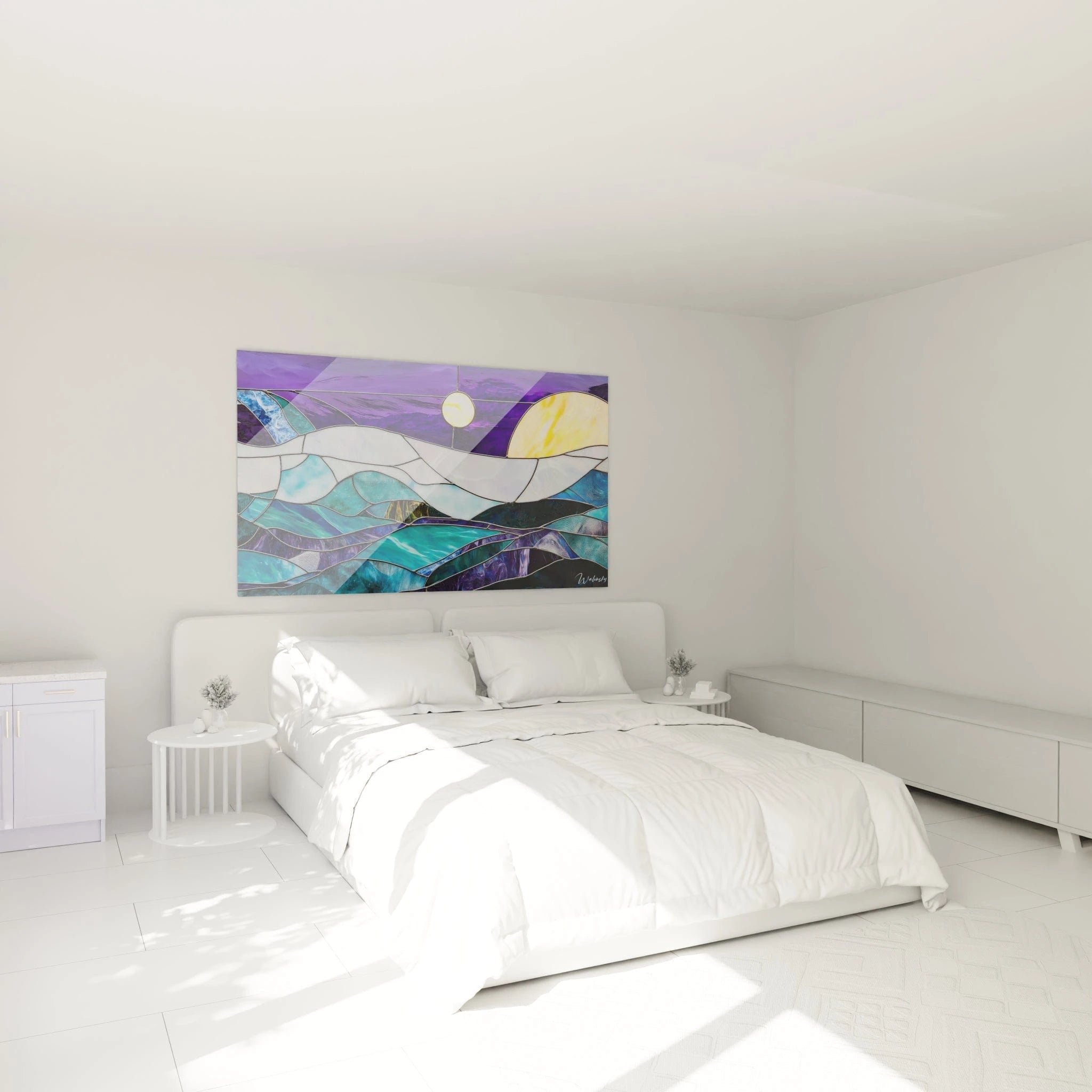 Un tableau vitraux marin aux teintes contrastées de turquoise, violet et jaune, composé de pièces de verre aux textures variées formant un paysage abstrait d'océan et de ciel, où la lumière traverse les surfaces colorées pour créer un effet lumineux changeant.
