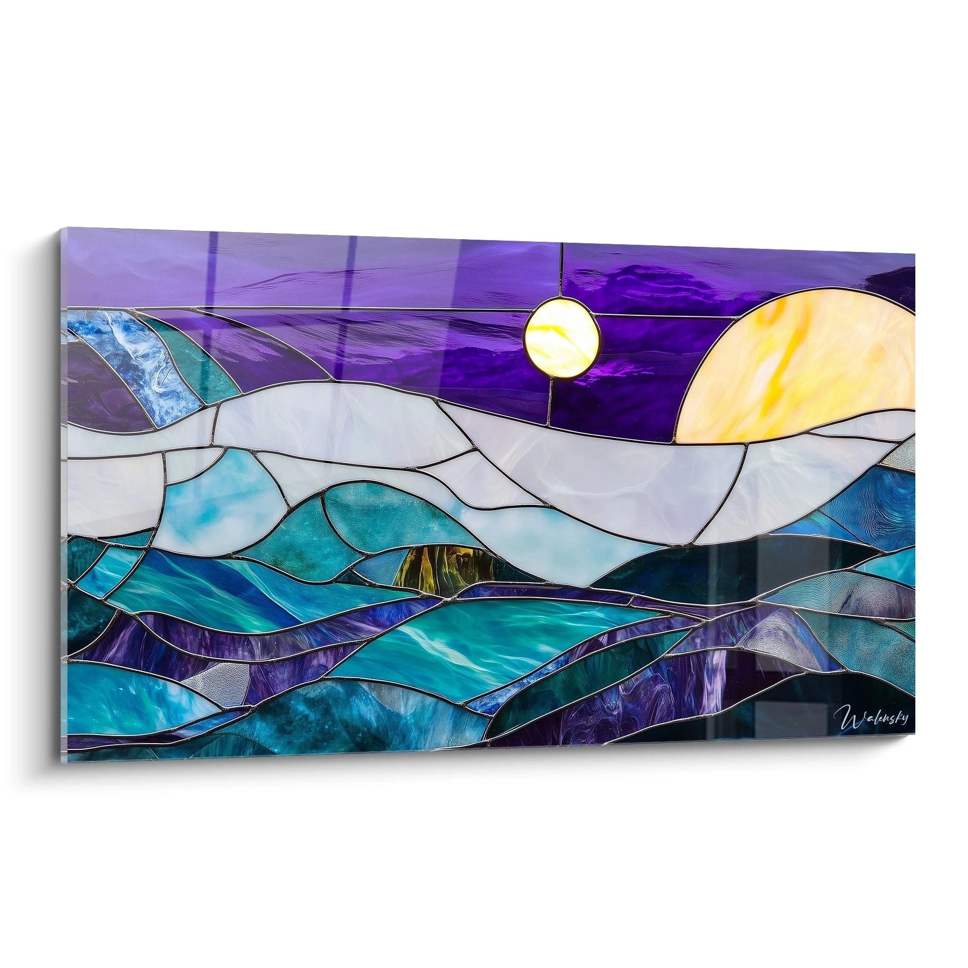 Un tableau vitraux représentant un paysage marin avec des vagues turquoise ondulantes, un ciel violet profond, un astre lumineux jaune, et des montagnes blanches, séparés par des lignes de plomb noires créant un effet de mosaïque colorée et translucide.
