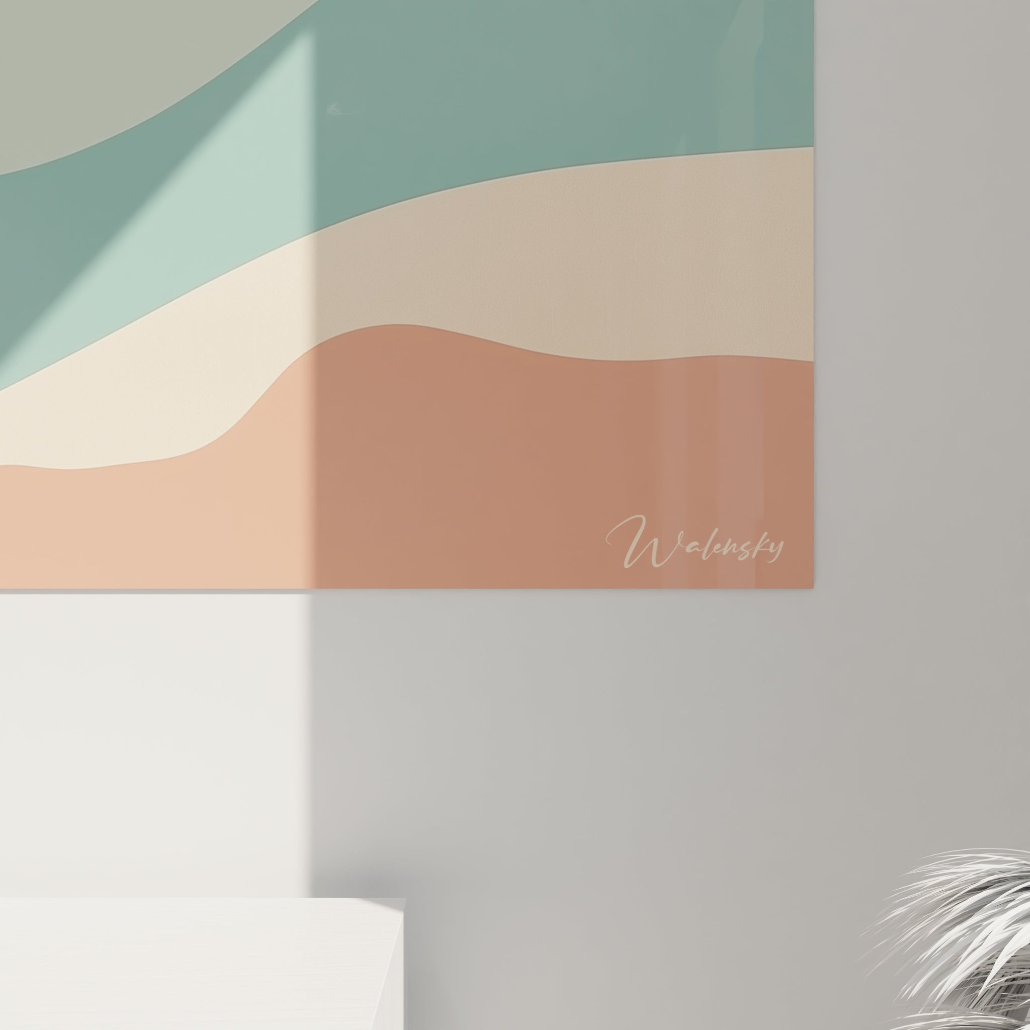 Un tableau cactus minimaliste illustrant un paysage aride stylisé avec des dunes aux teintes beige et terracotta contrastant avec des montagnes turquoise ondulantes, le tout dominé par la silhouette verte et graphique d'un saguaro solitaire placé stratégiquement sur la gauche de la composition.
