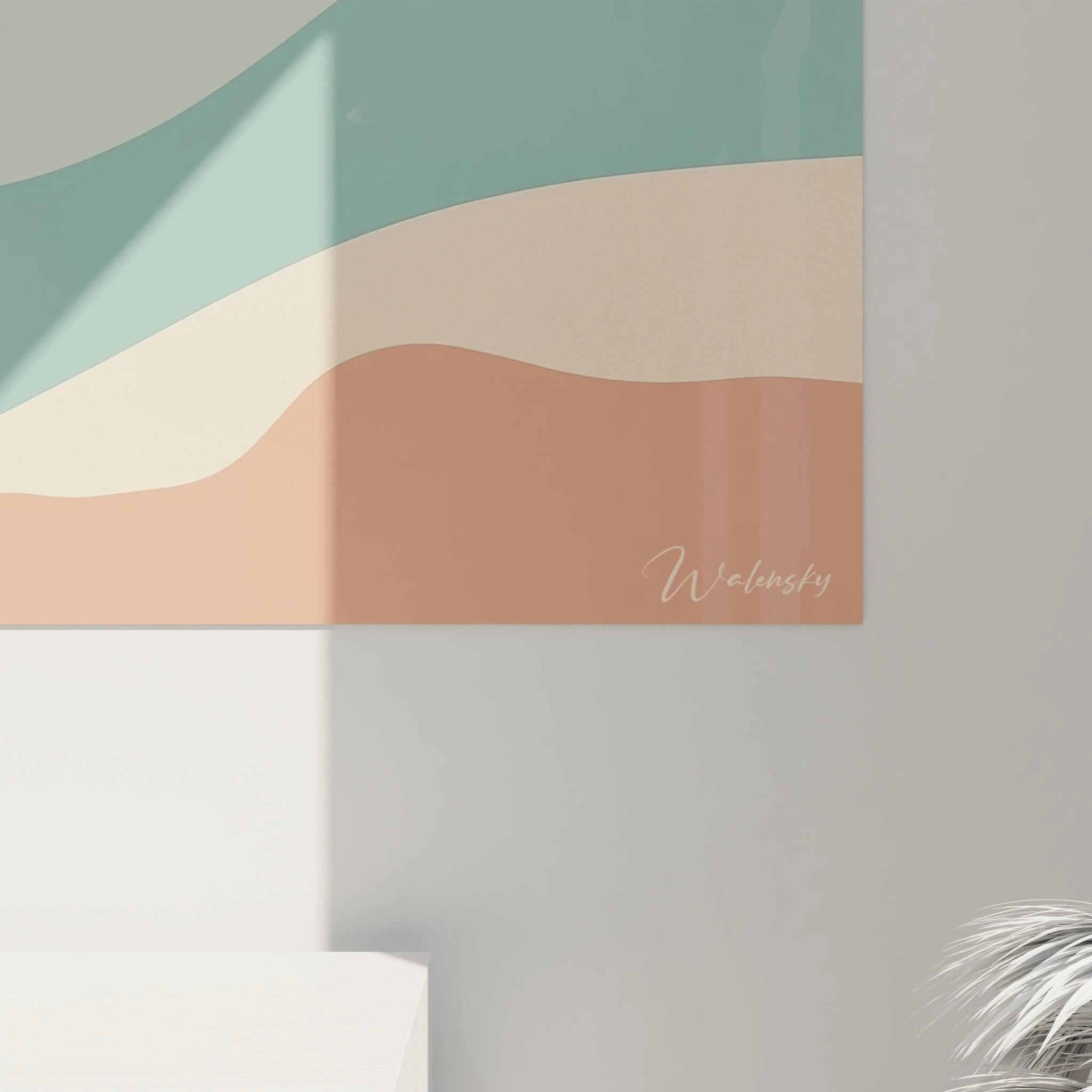 Un tableau cactus minimaliste illustrant un paysage aride stylisé avec des dunes aux teintes beige et terracotta contrastant avec des montagnes turquoise ondulantes, le tout dominé par la silhouette verte et graphique d'un saguaro solitaire placé stratégiquement sur la gauche de la composition.
