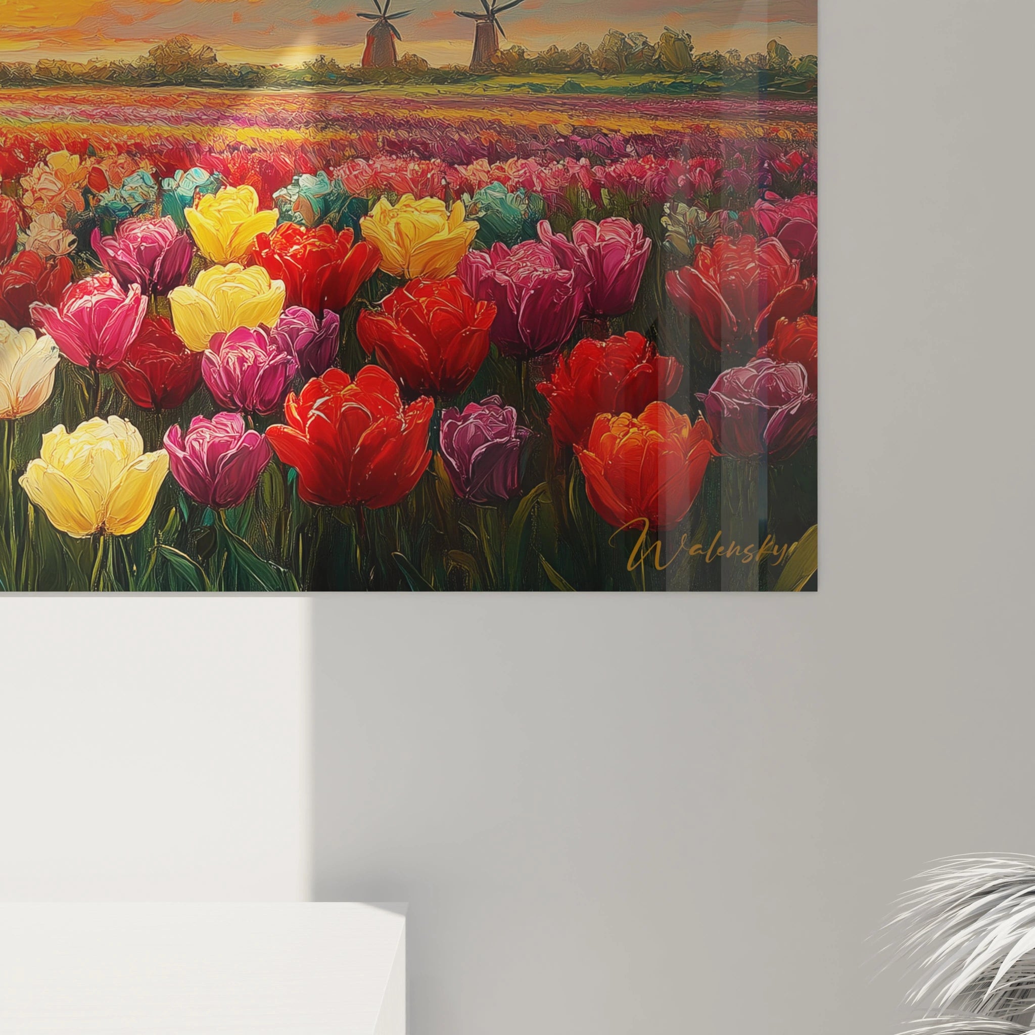 Tableau artistique de tulipes aux textures empâtées représentant un paysage néerlandais. Les fleurs aux teintes vibrantes rouges, orange, blanches et violettes forment des rangées ordonnées traversant le cadre, surplombées d'un ciel flamboyant et de silhouettes de moulins.

