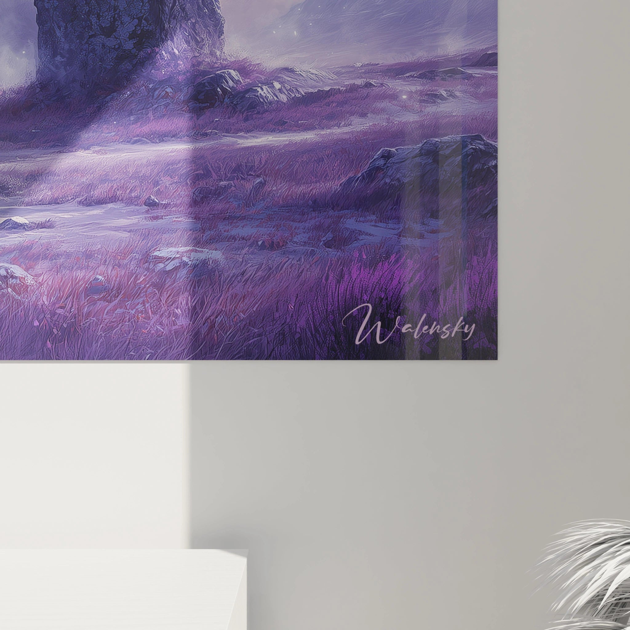 Un tableau paysage mystique illustrant cinq sentinelles de pierre dans un champ de végétation pourpre, avec des effets de lumière dramatiques créés par un ciel nuageux aux teintes mauves et bleues, évoquant un lieu sacré hors du temps.
