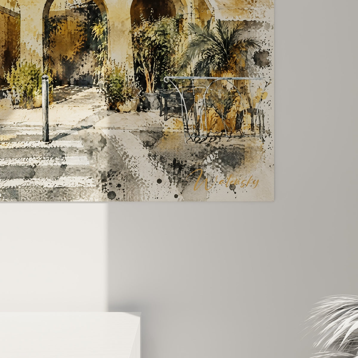 Détail des coulures aquarelle sur les façades ocre et le ciel gris de cette vue rapprochée de Menton
