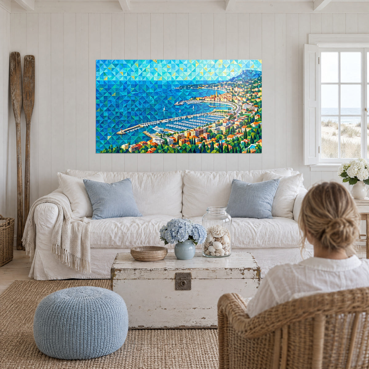 Cuadro puerto de Menton en mosaico triangular, mar turquesa y tejados naranjas, encima de un sofá en un salón luminoso