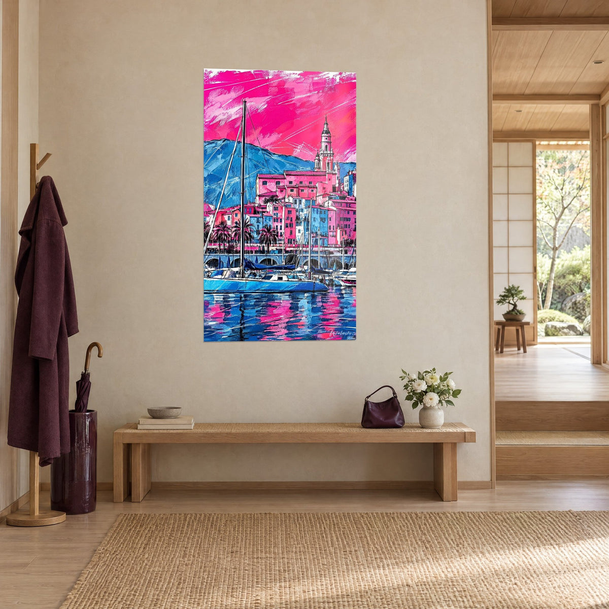Tableau voilier amarré devant des maisons pastel, mât noir, collines bleu cobalt et ciel magenta, mur crème d'une entrée japandi