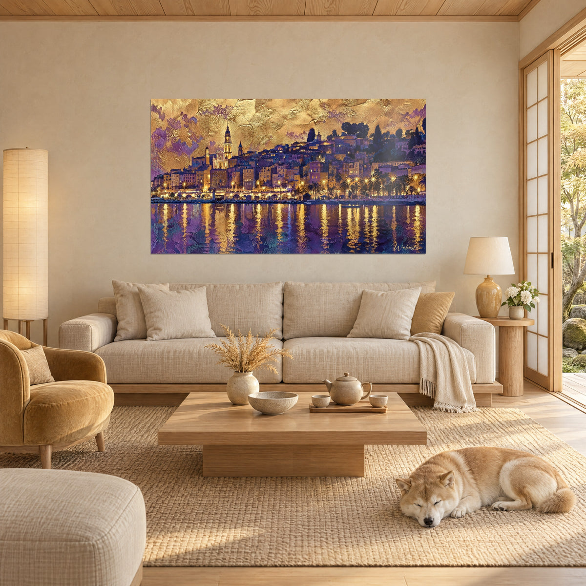 Cuadro pueblo costero dorado con reflejos violetas, campanario y fachadas iluminadas, Shiba dormido, sobre un sofá en un salón luminoso