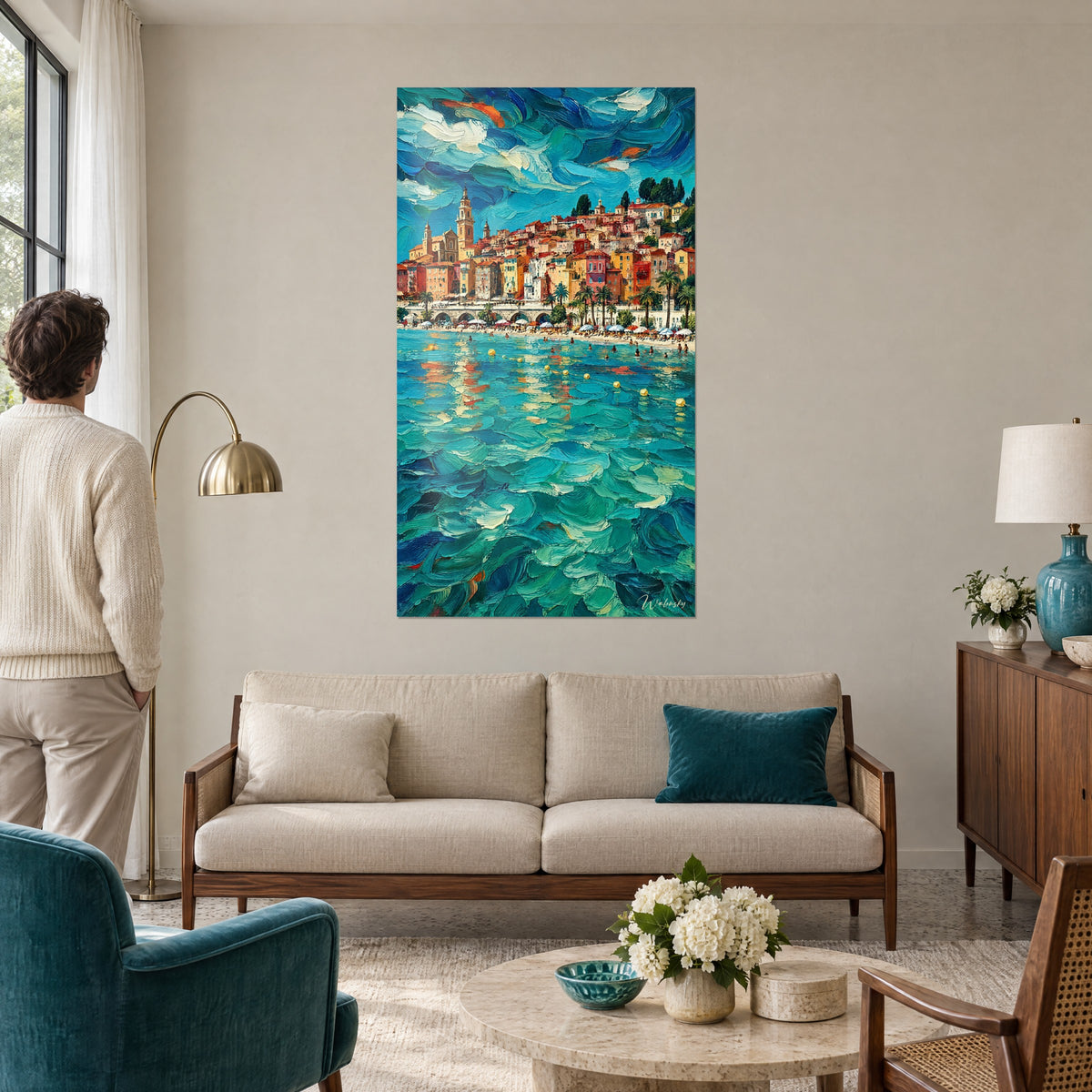 Schilderij Mediterraans dorp met oker- en roze gevels, turquoise zee in spatelstreken, boven een bank in een lichte woonkamer