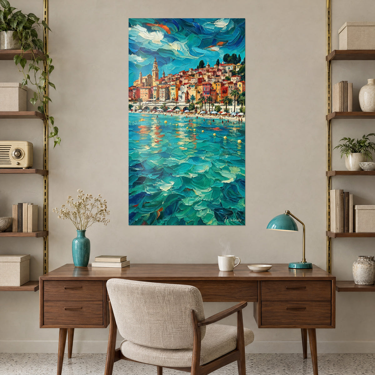 Schilderij heuvel met oker- en roestkleurige gevels, wervelende blauwe lucht, golvende eendenblauwe zee, boven een houten bureau naast boekenkasten