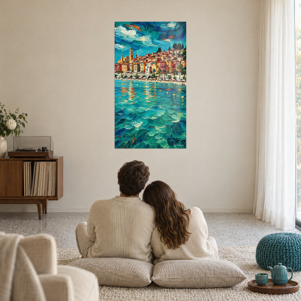 Schilderij zonnige haven met saffraan- en koraalkleurige gebouwen, dikke turquoise golven, bekeken door een koppel dat rug aan rug op kussens zit