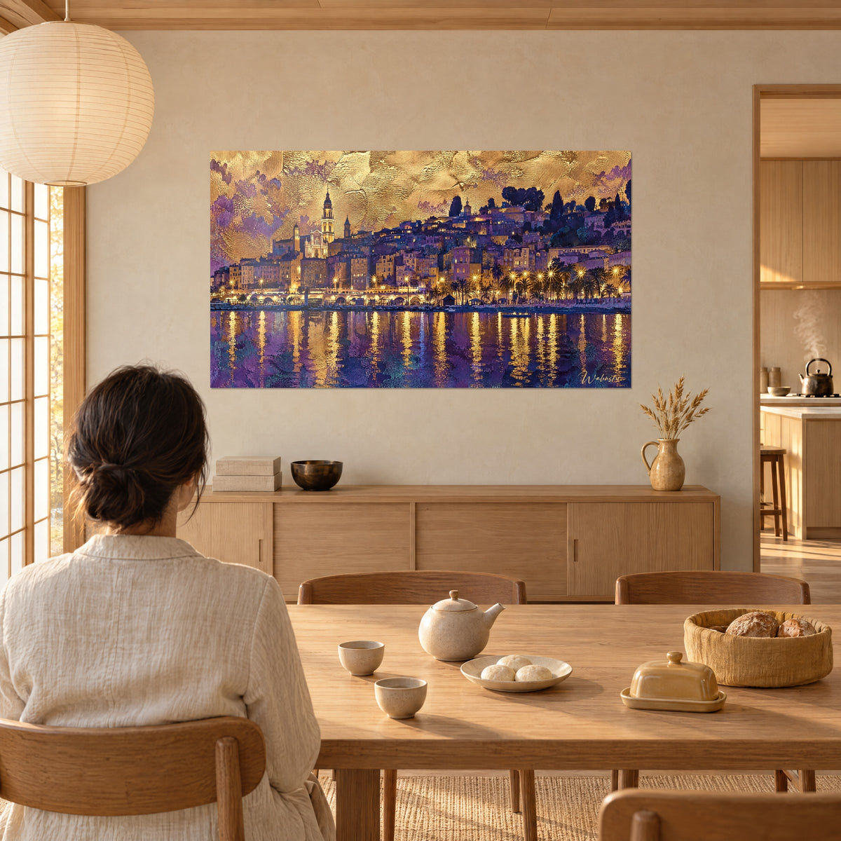 Cuadro puerto nocturno con palmeras y farolas doradas, casas apiñadas en la colina, reflejos púrpura, mujer de espaldas sentada a una mesa en un salón de madera clara