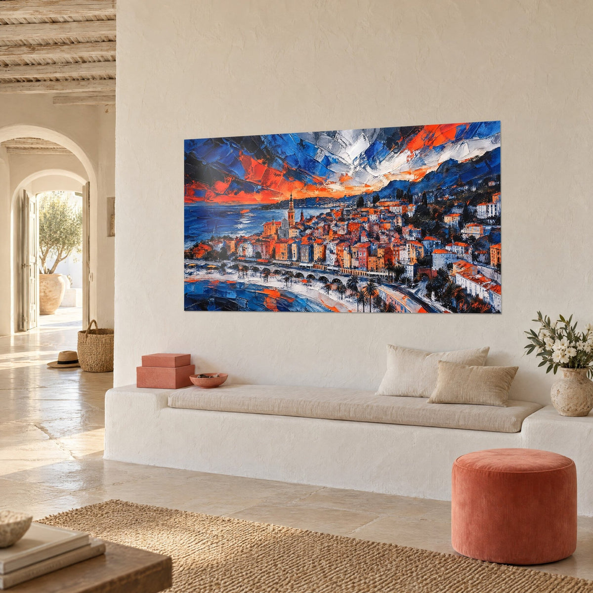 Tableau cité méditerranéenne aux toits orangés, baie bleu outremer et arcades blanches, sur un mur crème près d'une banquette voûtée