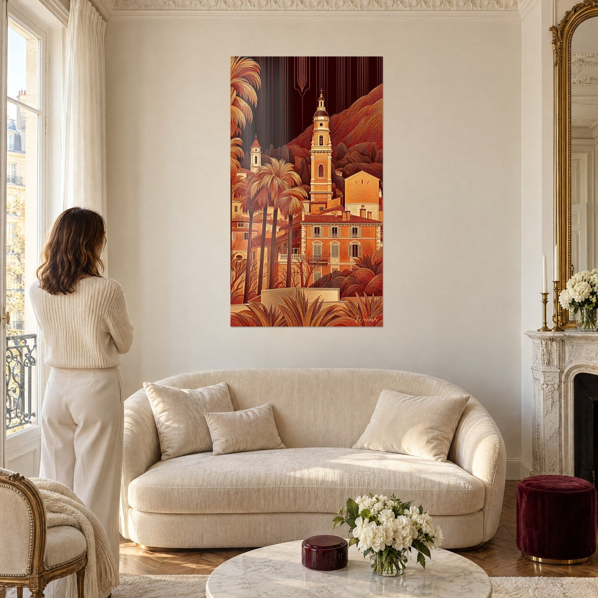 Tableau campanile ocre aux palmiers dorés sur fond bordeaux, femme de dos, au-dessus d'un canapé dans un salon lumineux