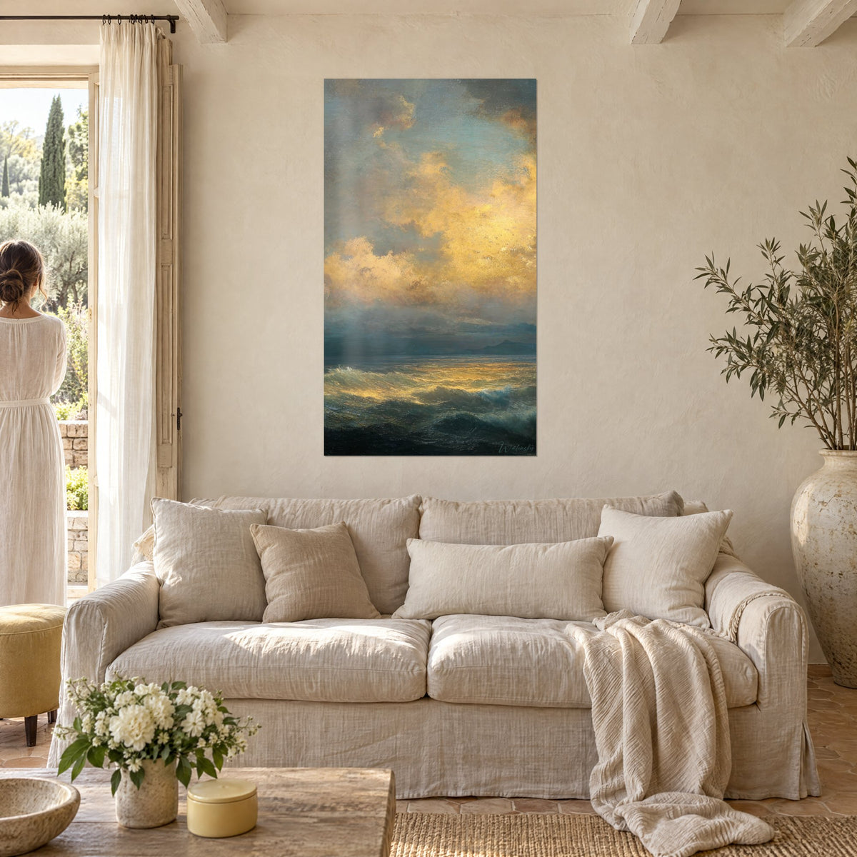 Quadro cielo di tempesta dorato sopra un mare scuro, onde blu-verdi, nuvole ocra, sopra un divano in un soggiorno luminoso