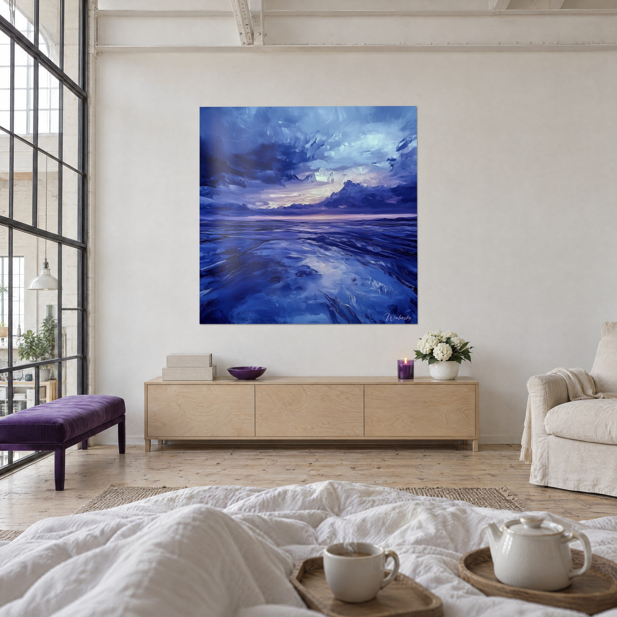 Cuadro de horizonte turbulento en azul real y rosa pálido, grandes olas de pintura gruesa, encima de una cama en un dormitorio luminoso