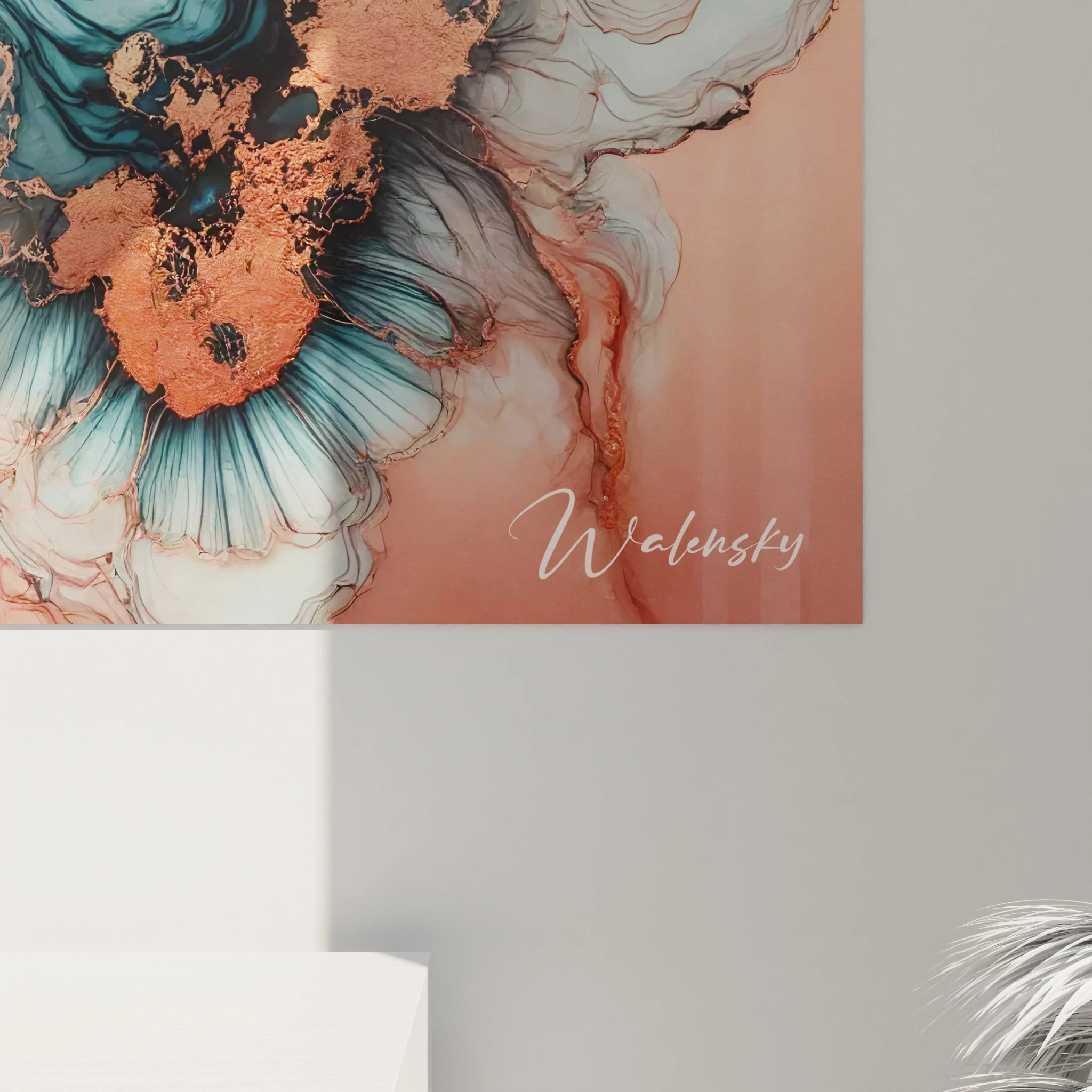 Une vue rapprochée du tableau style epoxy dévoile la texture organique de la résine, les motifs alvéolaires en or rose et la richesse des nuances de bleu et beige, créant une profondeur fascinante et lumineuse.

