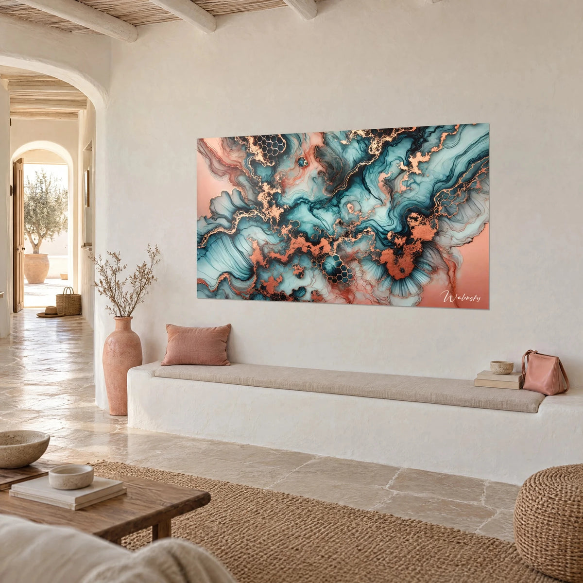 Quadro con mare fluido in onde blu-verde, rosa corallo e filetti ramati, appeso sopra una panca in muratura bianca