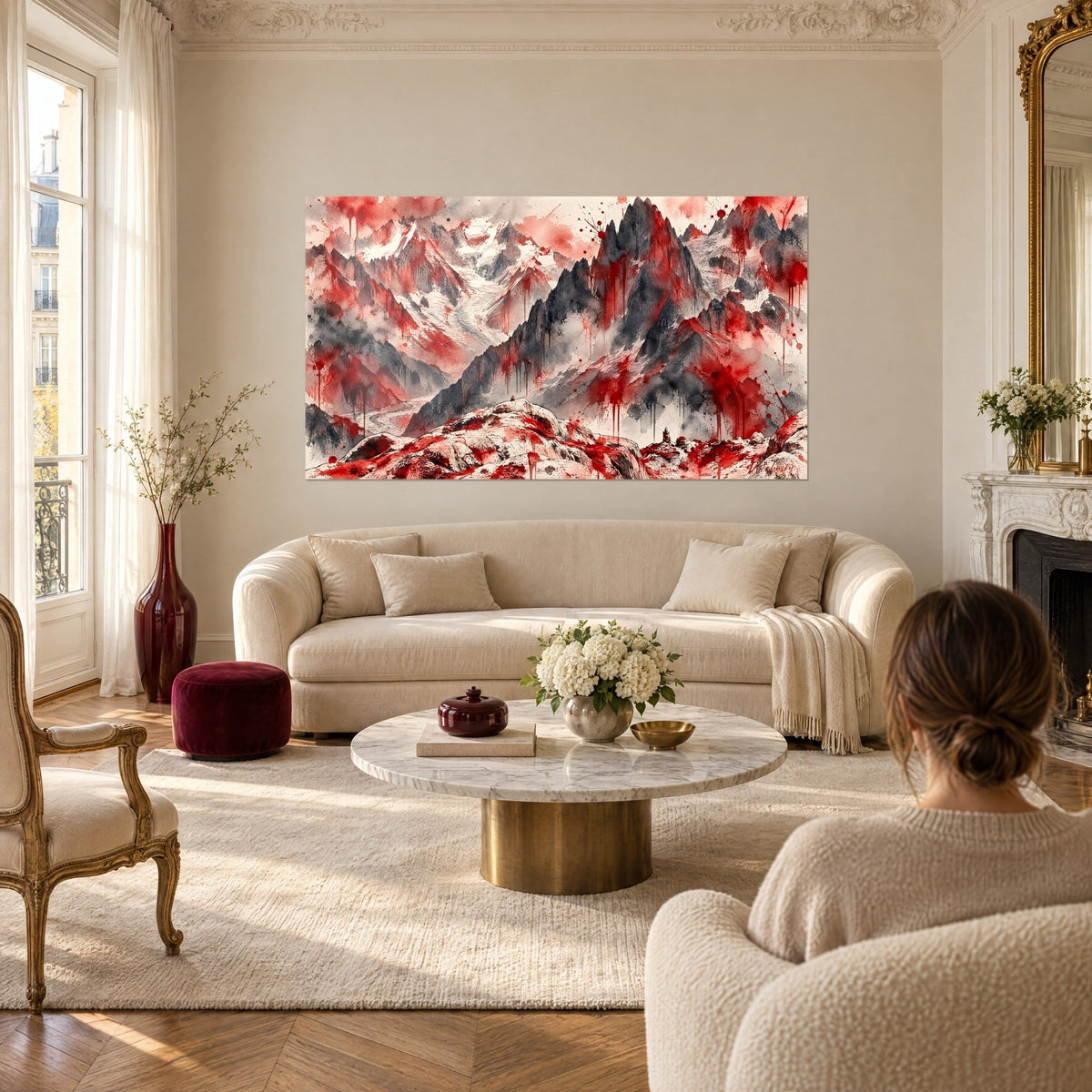 Cuadro de un macizo alpino rojo y gris con chorreados de tinta, glaciar blanco, encima de un sofá en un salón luminoso