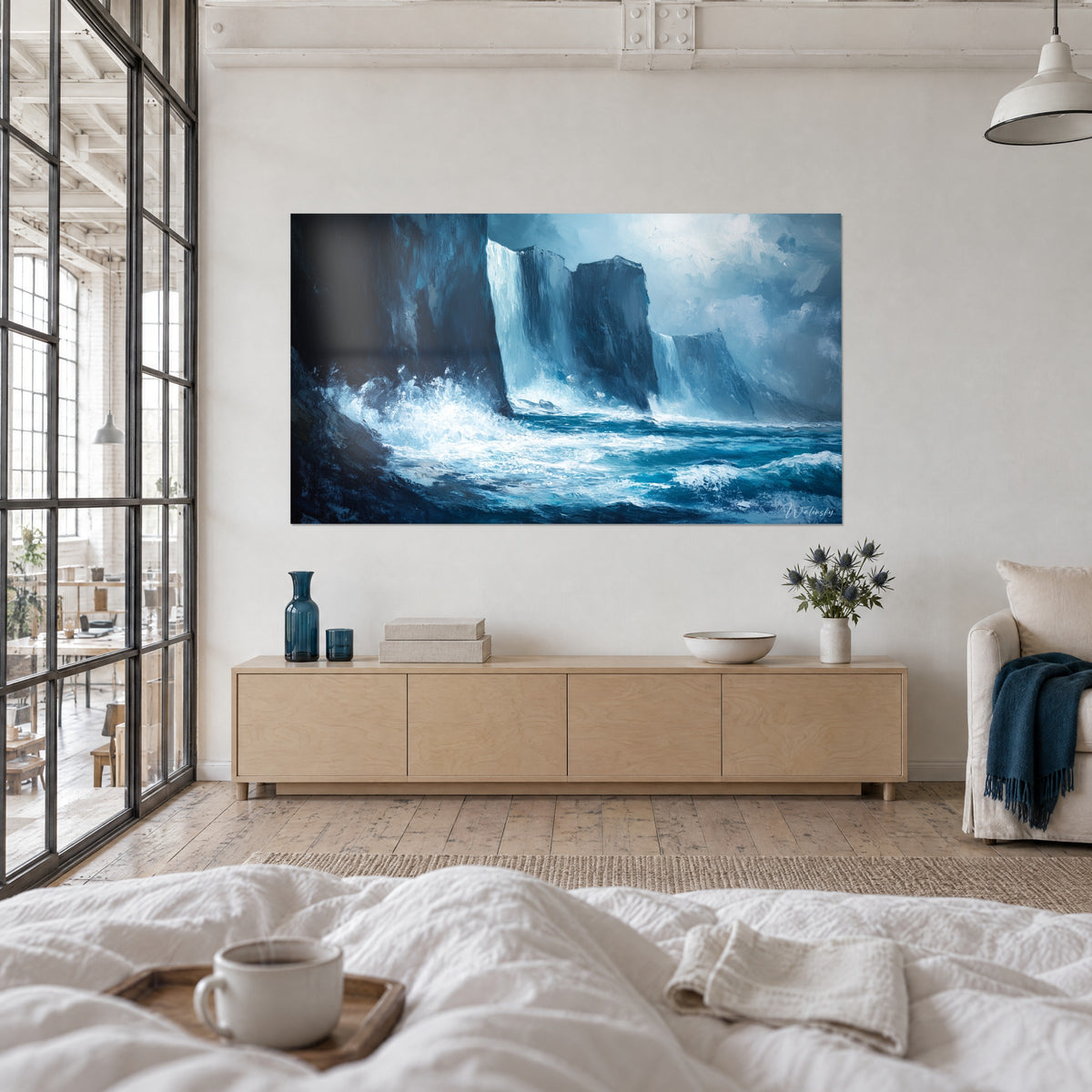 Tableau paroi rocheuse et chute d'eau dans la brume, bleu acier et blanc, accroché au-dessus d'un lit dans une chambre claire, deux personnes de dos