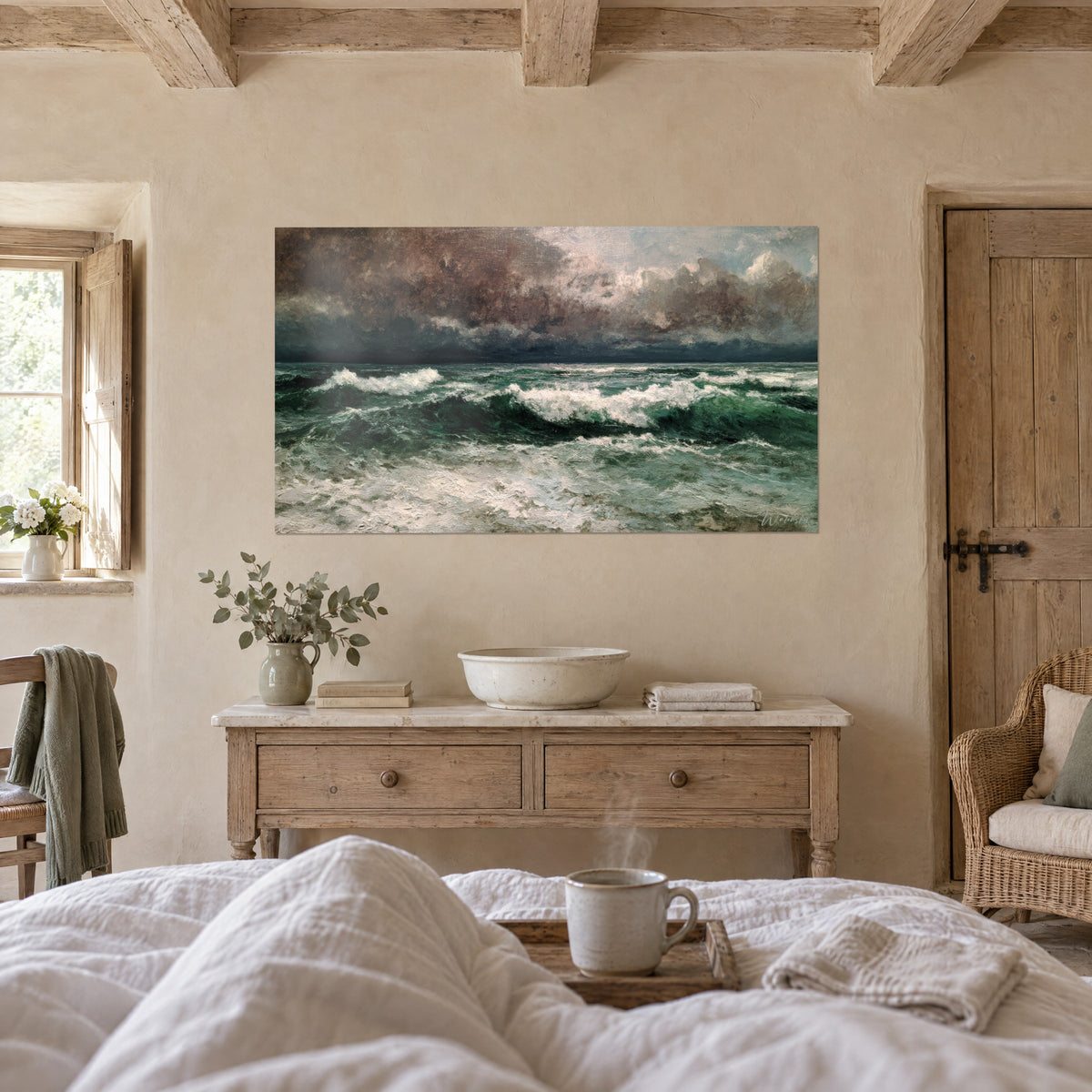 Cuadro paisaje marino tormentoso, rompientes turquesa oscuro y un cielo malva amenazador, encima de una cama en un dormitorio claro