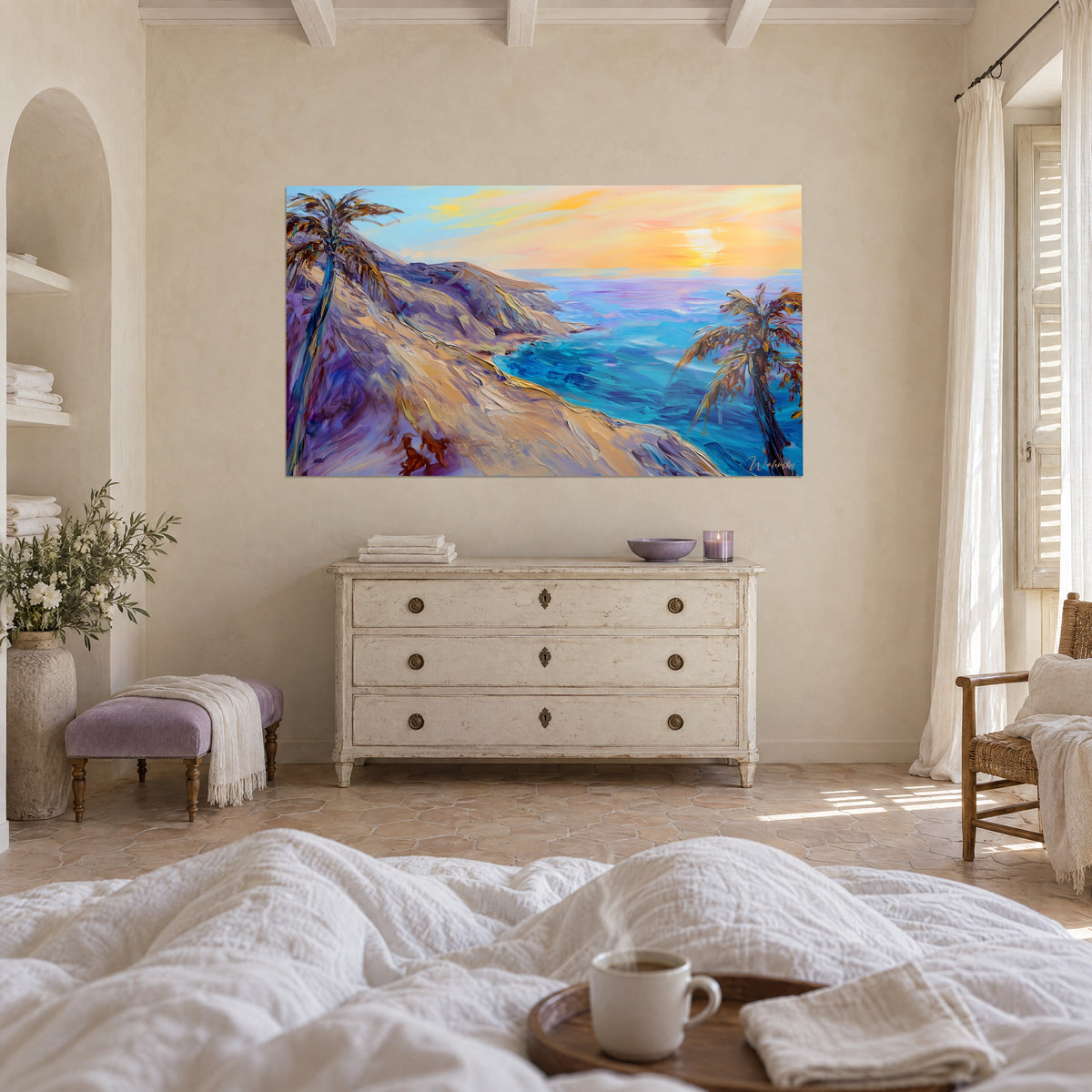 Schilderij van een paarse en okerkleurige kustlijn tegenover een turquoise zee, oranje opkomende zon en twee palmbomen, boven een bed in een lichte slaapkamer