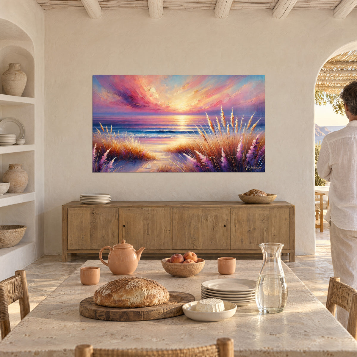 Tableau rivage au soleil couchant, vagues bleues, sable pâle et graminées orangées, accroché au-dessus d'un buffet en bois clair