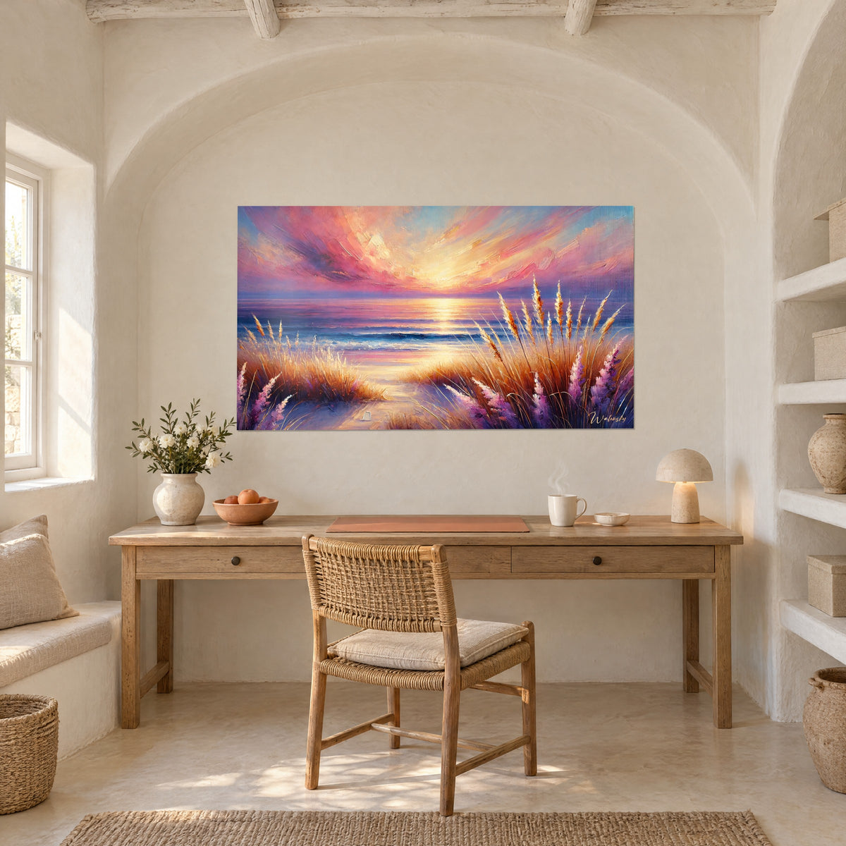 Tableau horizon marin embrasé, nuages roses et violets, reflet doré sur l'eau, accroché au-dessus d'un bureau en bois dans une alcôve voûtée
